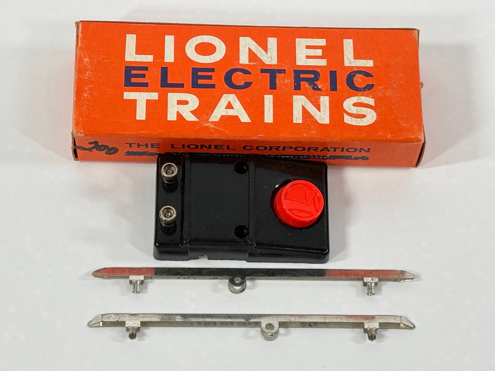 LIONEL O GAUGE NO. 36 OPERATING CAR REMOTE CONTROL SET (1 of 4)