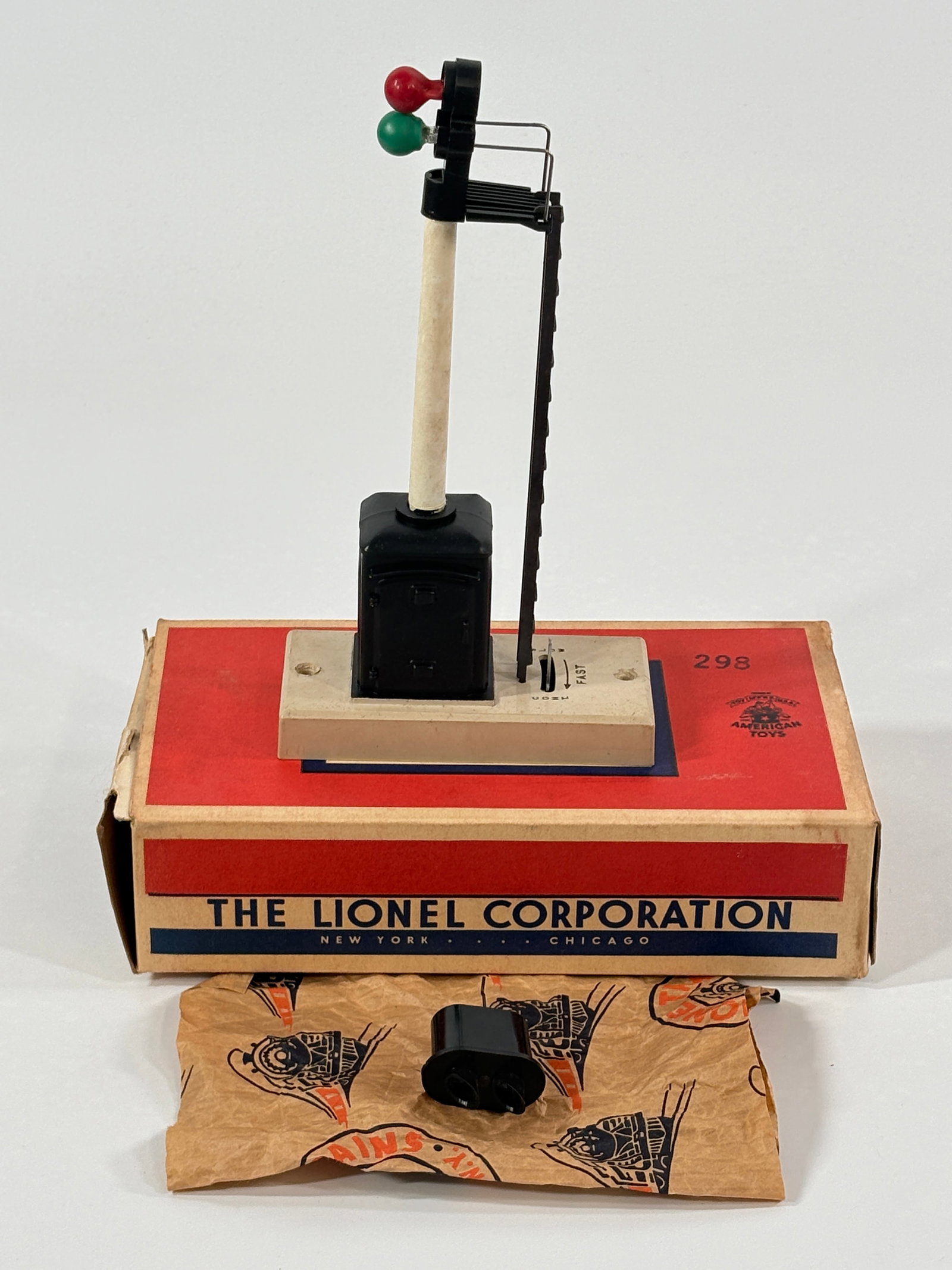 LIONEL O GAUGE NO. 298 AUTOMATIC BLOCK SIGNAL: REMAINS IN GOOD CONDITION WITH BOX.