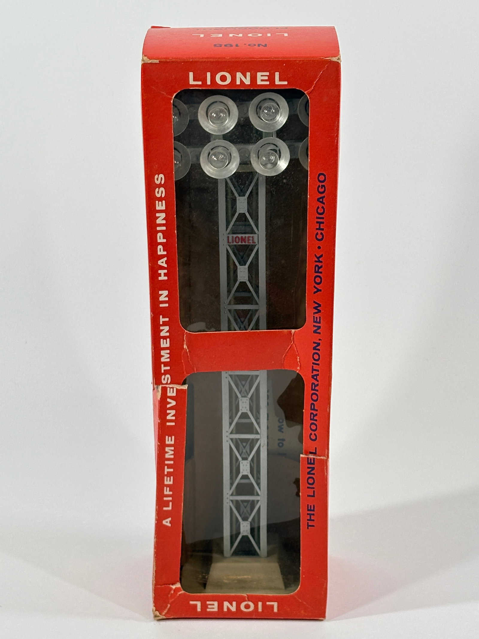 LIONEL O GAUGE NO. 195 FLOODLIGHT TOWER W/ BOX: REMAINS IN GOOD CONDITION WITH BOX.
