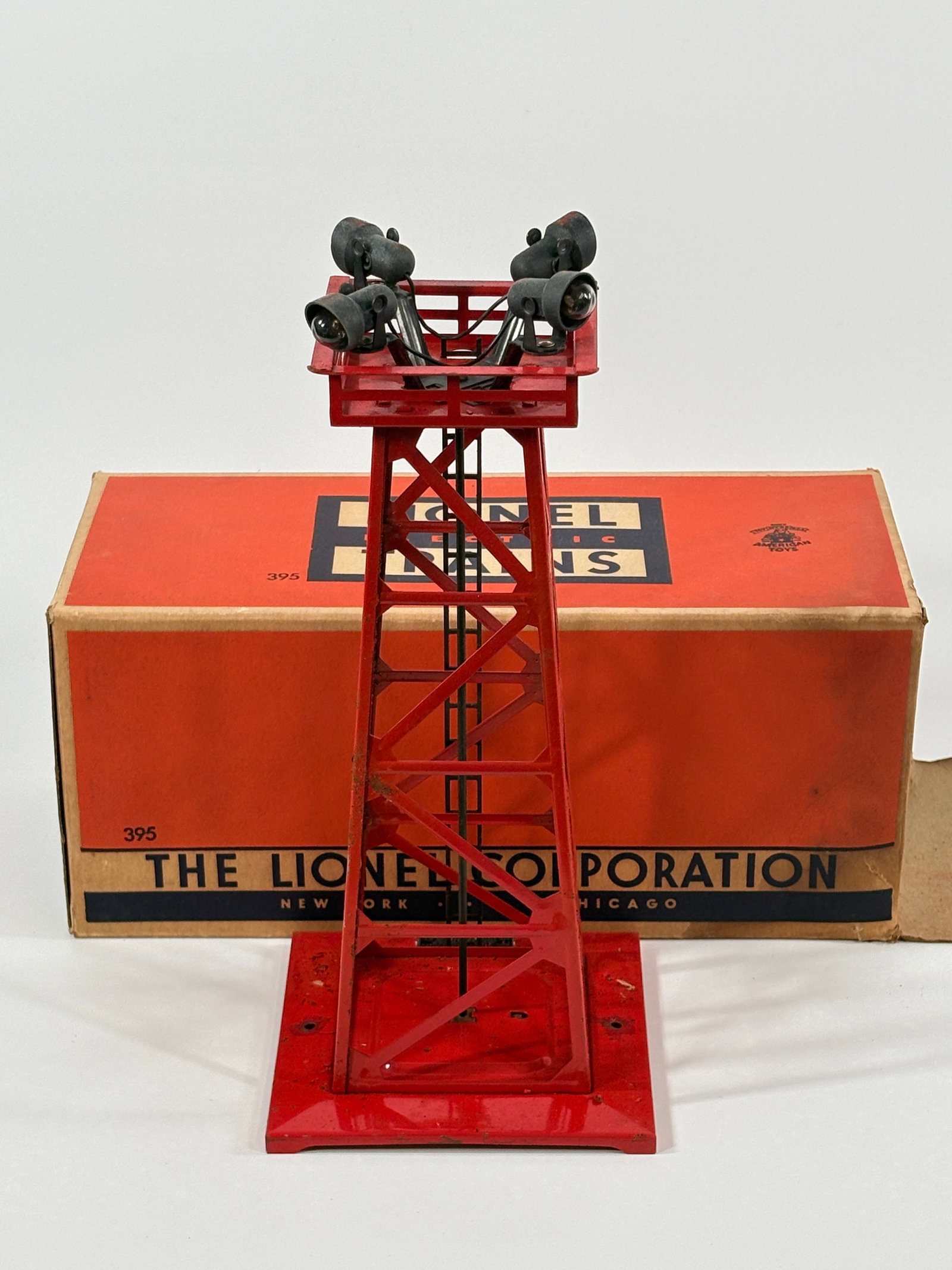LIONEL O GAUGE NO. 395 FLOODLIGHT TOWER W/ BOX (1 of 5)