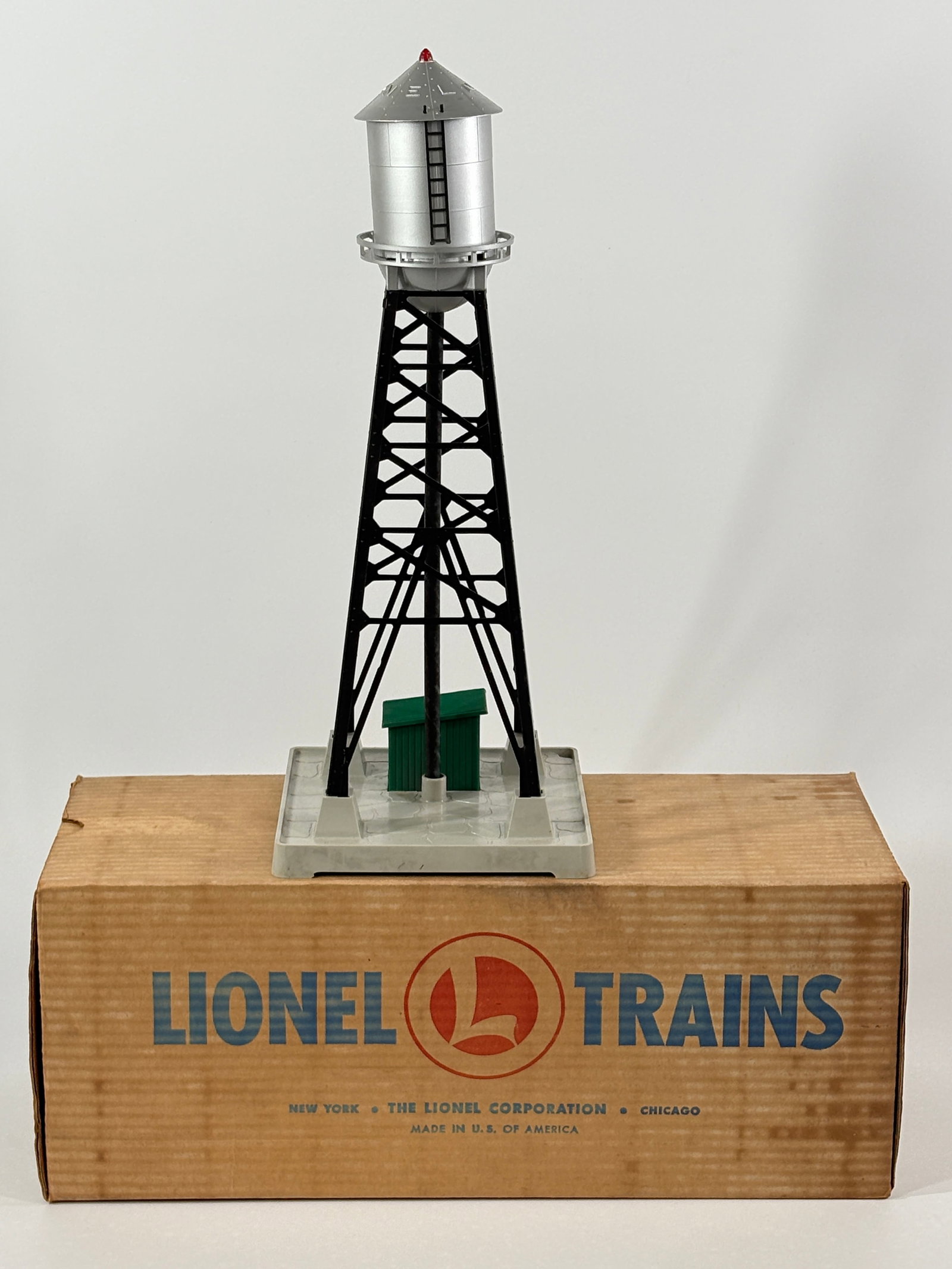 LIONEL O GAUGE NO. 193 WATER TOWER W/ BLINKER LIGHT: REMAINS IN GOOD CONDITION, SHOWING SOME TYPICAL WEAR. ORIGINAL BOX REMAINS NICE.