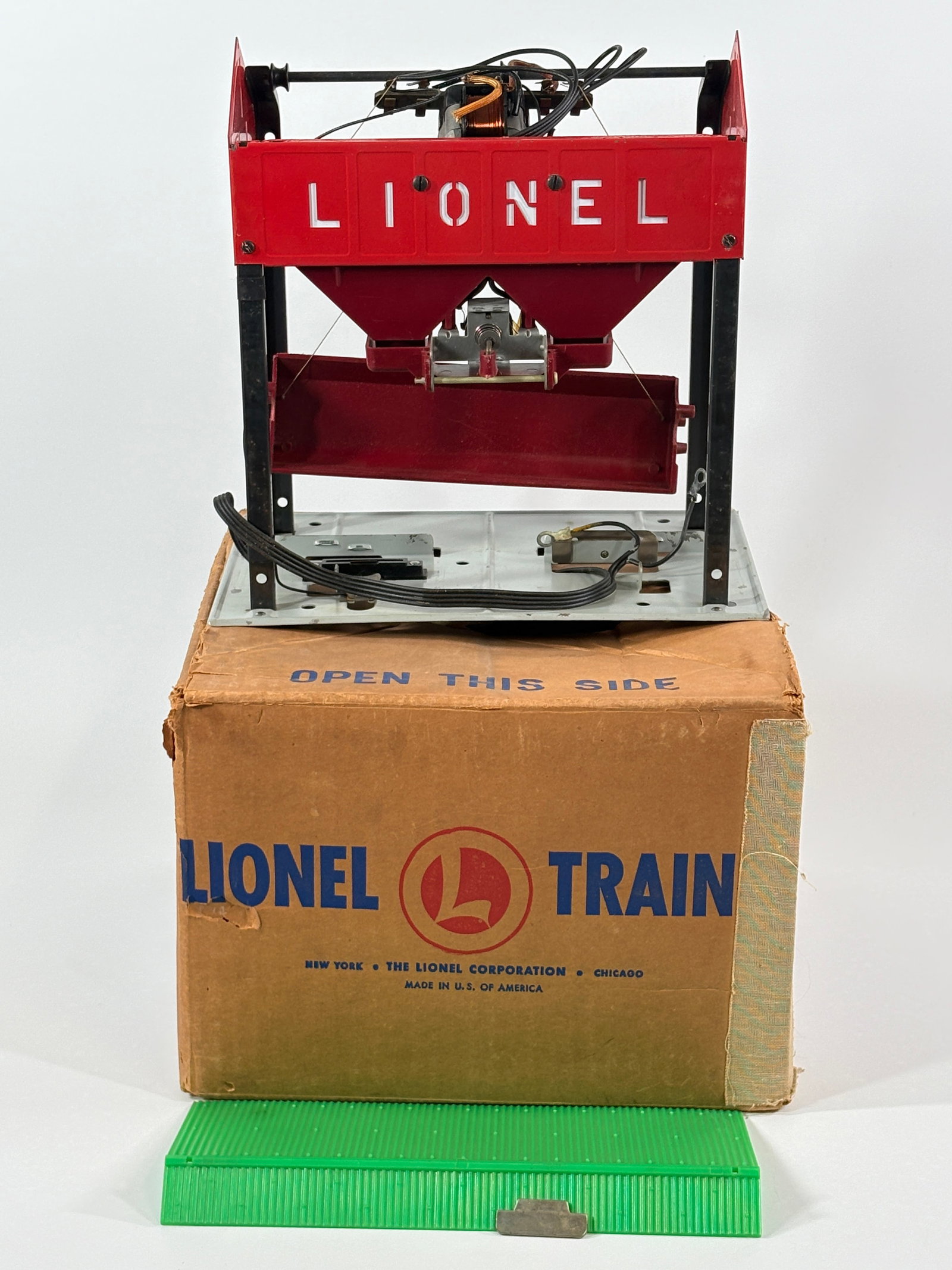 LIONEL O GAUGE NO. 497 COALING STATION W/ BOX: REMAINS IN GOOD CONDITION, SHOWING SOME TYPICAL WEAR. ORIGINAL BOX REMAINS NICE.