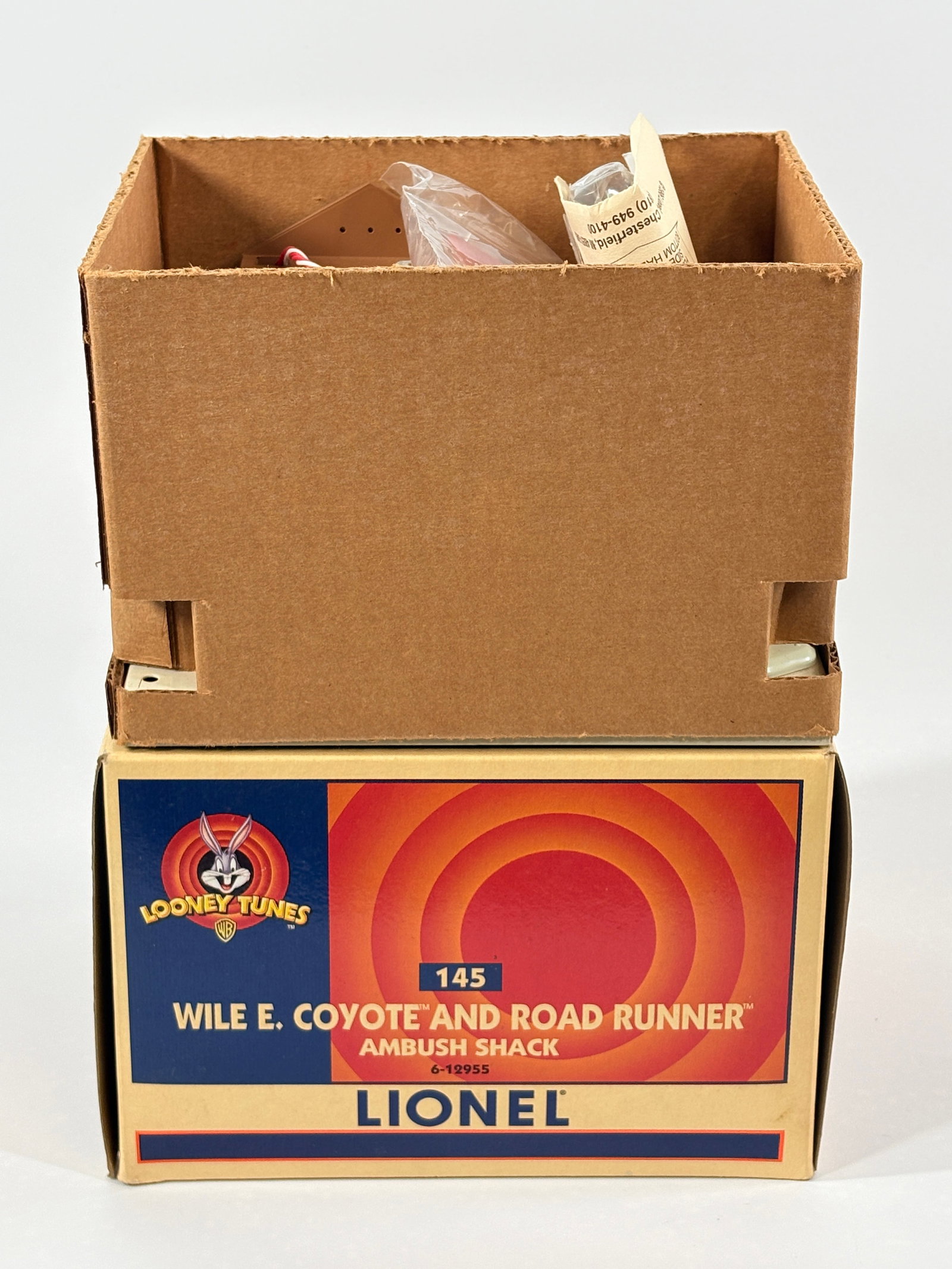 LIONEL O GAUGE 6-12955 WILE E. COYOTE & ROAD RUNNER AMBUSH SHACK (1 of 4)