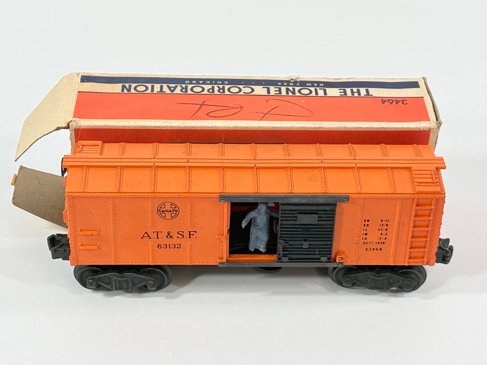 LIONEL O GAUGE NO. 3464 SANTA FE BOXCAR: REMAINS IN GOOD CONDITION, SHOWING SOME TYPICAL WEAR. BOX IN GOOD CONDITION, SHOWING WEAR.