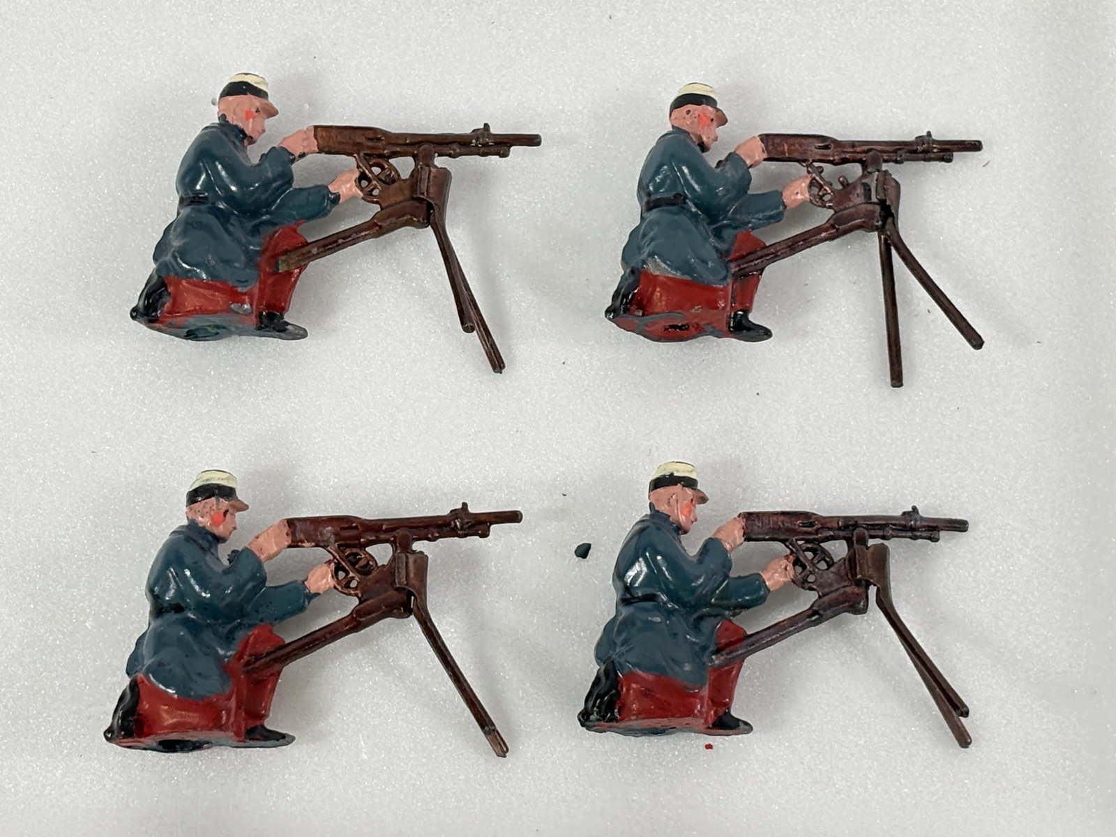 ASSORTED LOT OF VINTAGE BRITAIN SOLDIERS: ALL REMAIN IN GOOD CONDITION, SHOWING SOME LIGHT TYPICAL WEAR.