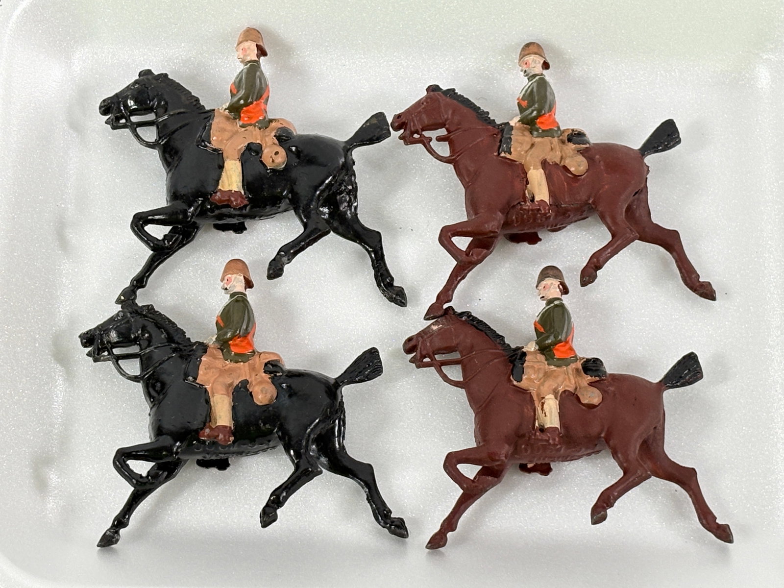 ASSORTED LOT OF VINTAGE BRITAIN SOLDIERS: ALL REMAIN IN GOOD CONDITION, SHOWING SOME LIGHT TYPICAL WEAR.