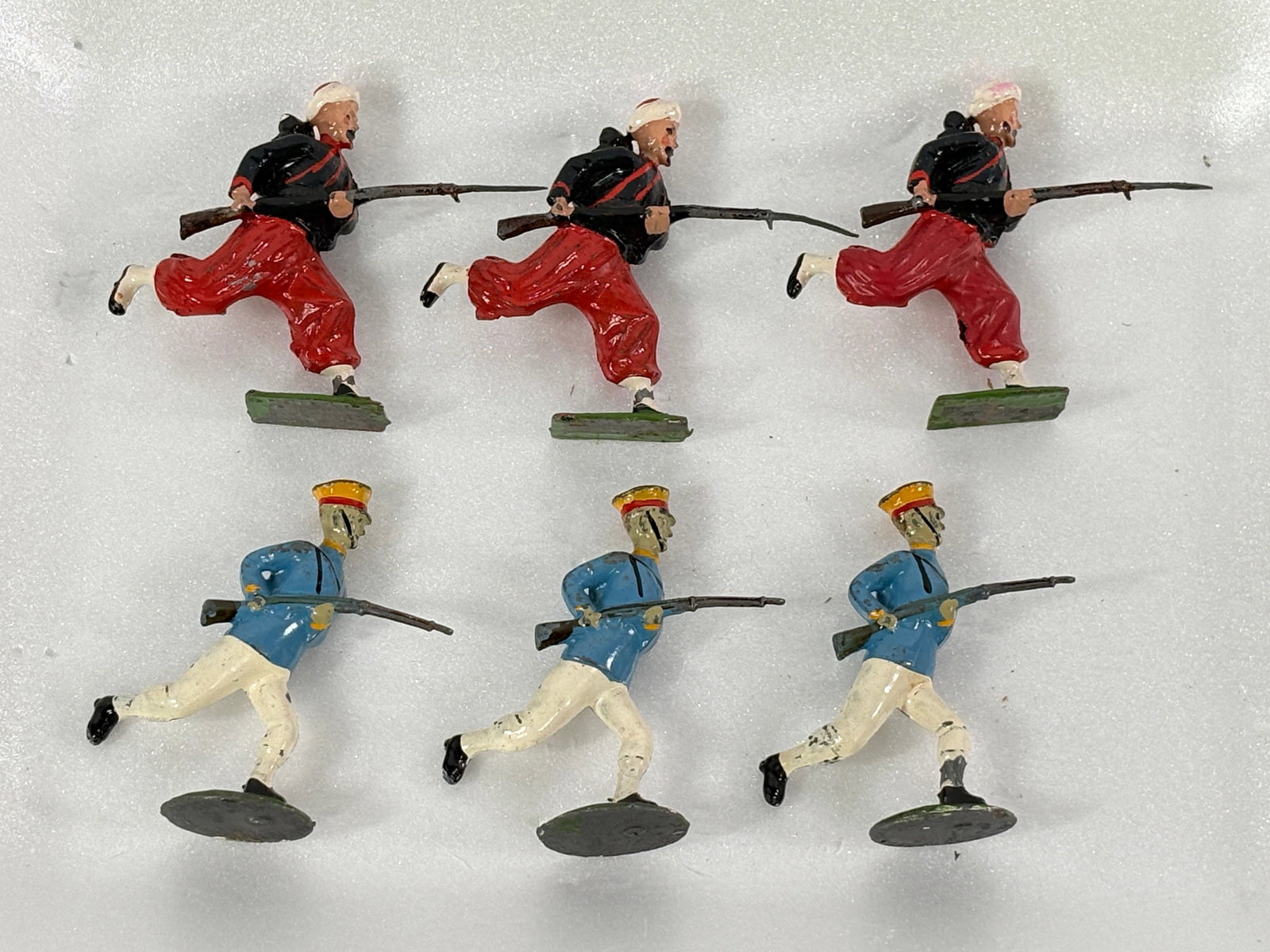 ASSORTED LOT OF VINTAGE BRITAIN SOLDIERS: ALL REMAIN IN GOOD CONDITION, SHOWING SOME LIGHT TYPICAL WEAR.