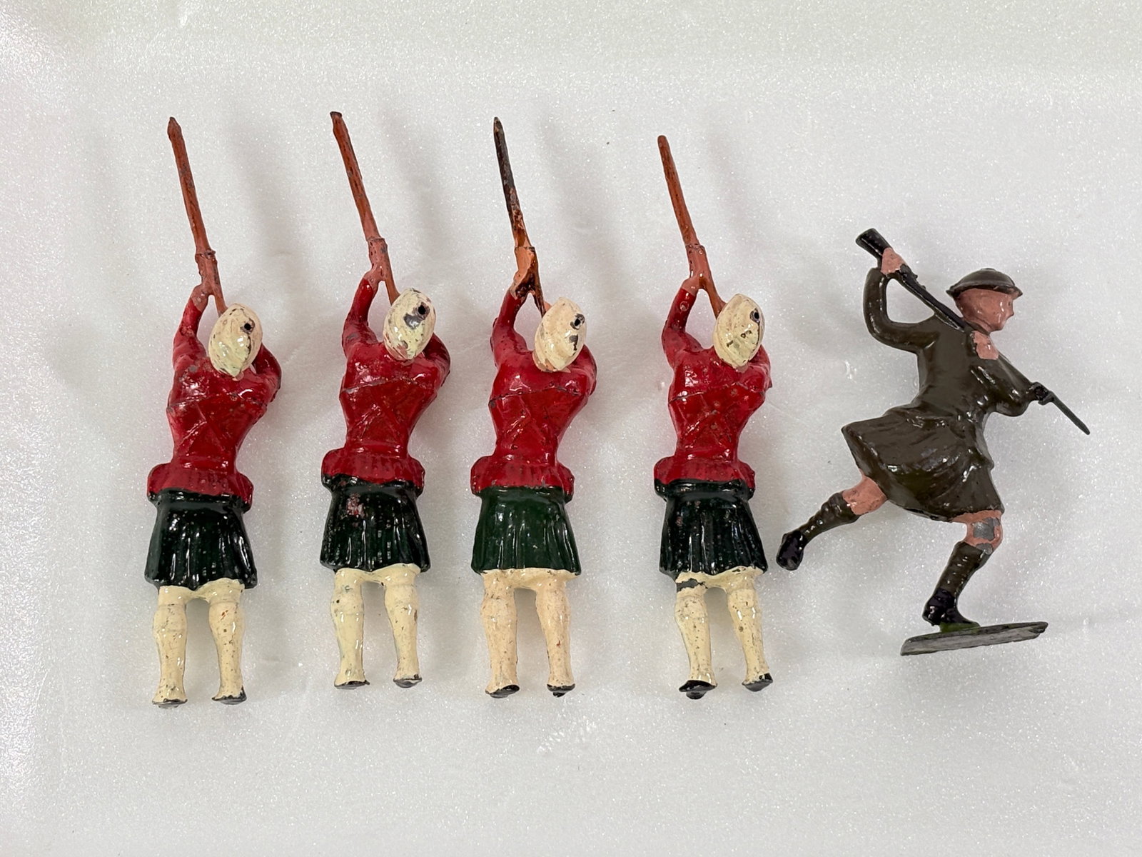 MIXED LOT OF VINTAGE BRITAIN SOLDIERS: ALL REMAIN IN GOOD CONDITION, SHOWING SOME TYPICAL WEAR.