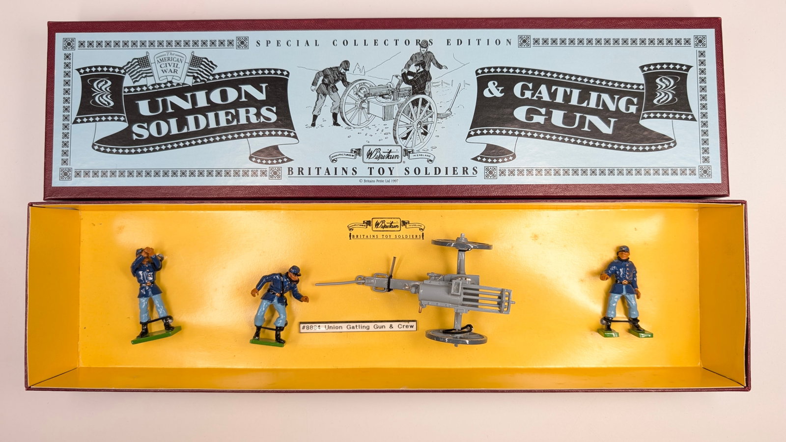 BRITAIN SET NO. 8884 UNION SOLDIERS & GATLING GUN: REMAINS IN VERY GOOD CONDITION WITH BOX. SHOWING LIGHT WEAR.