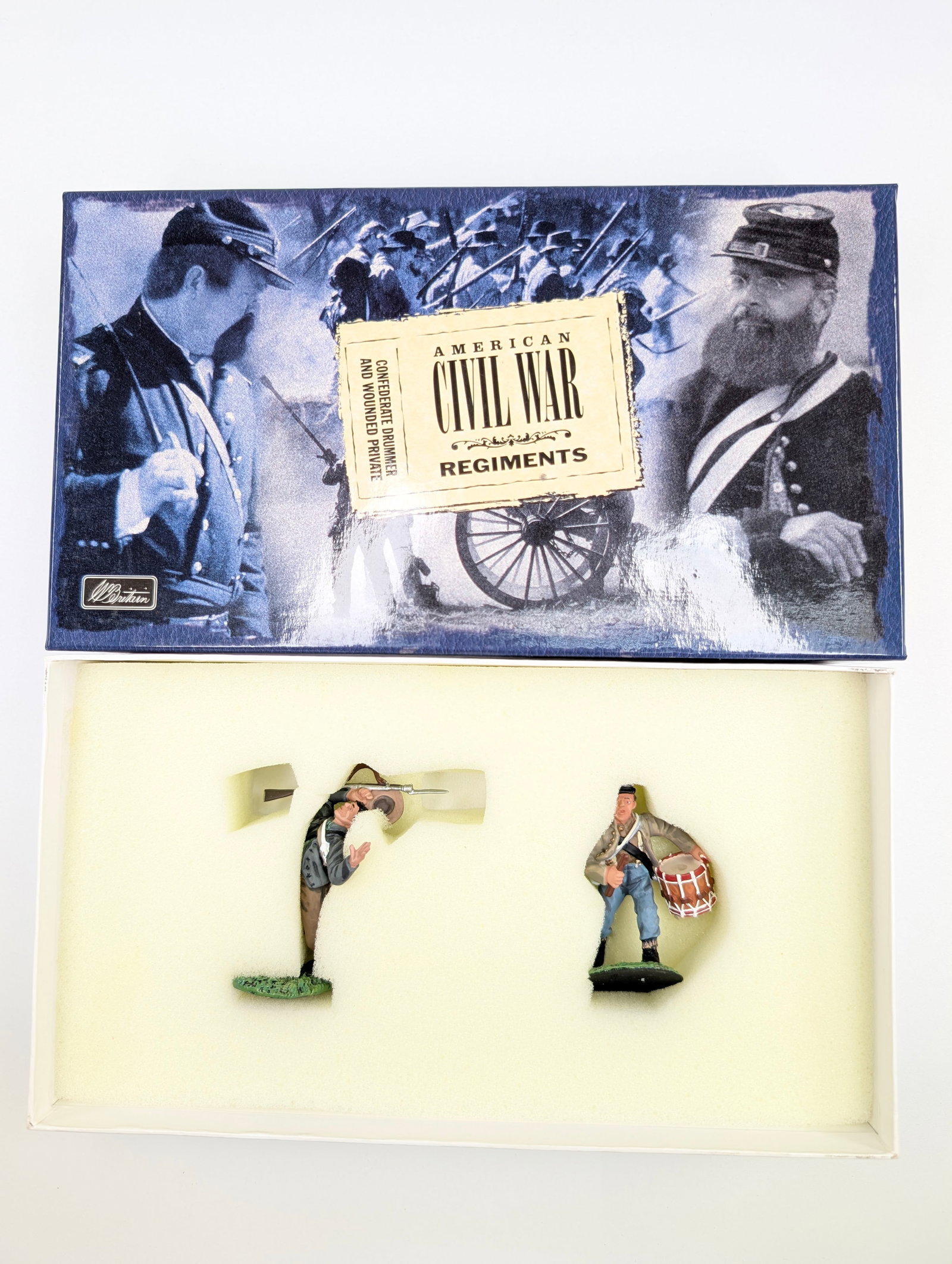 BRITAIN SET NO. 17109 CONFEDERATE DRUMMER & WOUNDED PRIVATE: REMAINS IN VERY GOOD CONDITION WITH BOX. SHOWING LIGHT WEAR.