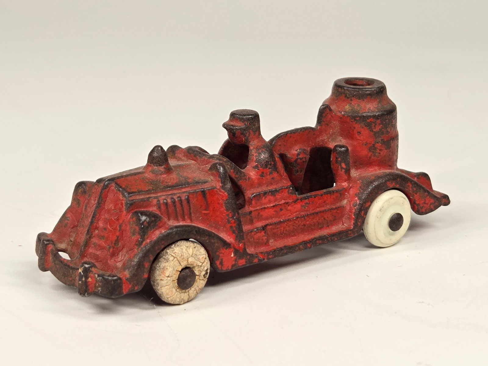 HUBLEY CAST IRON FIRE ENGINE PUMPER: REMAINS IN FAIR TO GOOD CONDITION, SHOWING PAINT WEAR. WHEELS REPLACED.