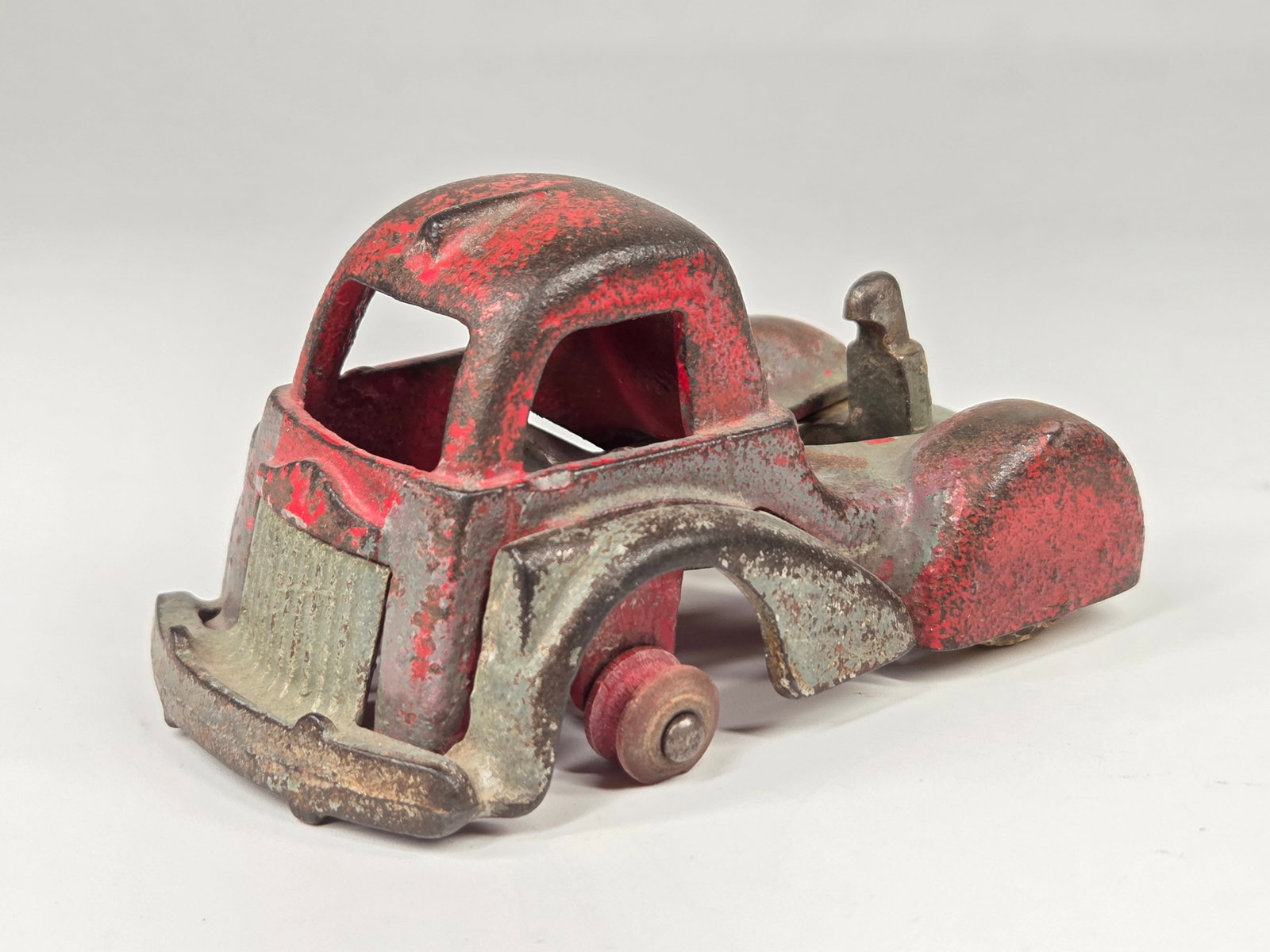 ANTIQUE HUBLEY CAST IRON TRUCK CAB: REMAINS IN FAIR CONDITION, SHOWING WEAR THROUGHOUT.