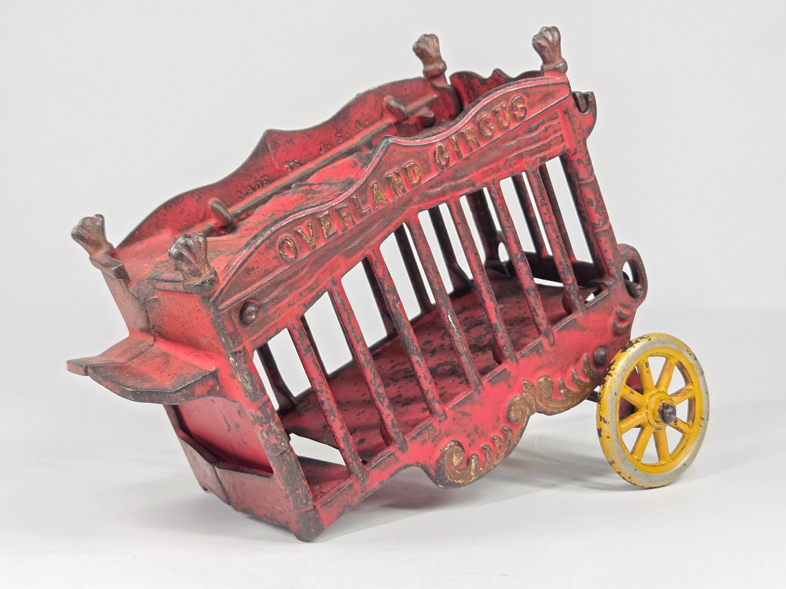 ANTIQUE CAST IRON OVERLAND CIRCUS WAGON TRAILER: REMAINS IN FAIR TO GOOD CONDITION, SHOWING SOME PAINT WEAR.