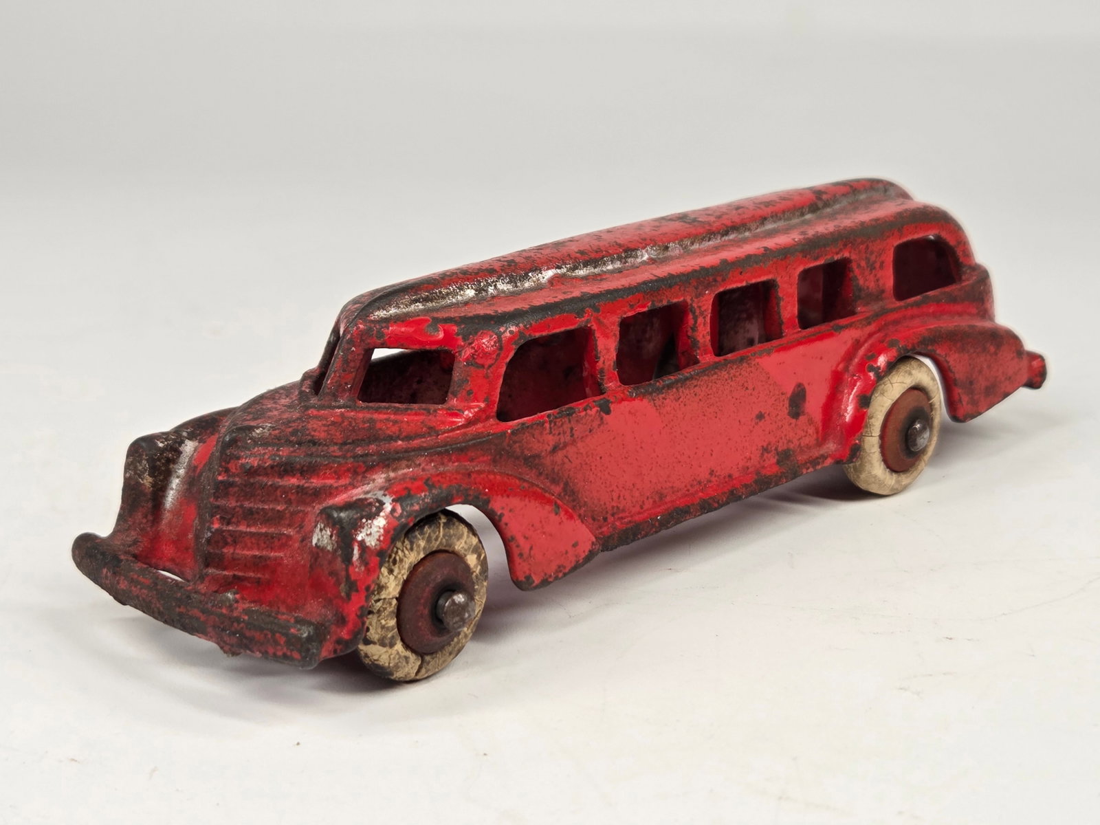 HUBLEY CAST IRON STREAMLINE COACH BUS: REMAINS IN FAIR CONDITION, SHOWING PAINT WEAR THROUGHOUT.