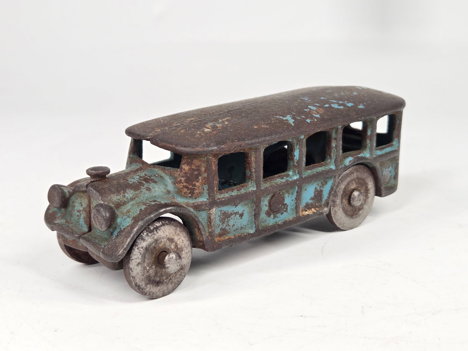 KENTON CAST IRON COACH BUS: REMAINS IN FAIR CONDITION, SHOWING PAINT WEAR THROUGHOUT.