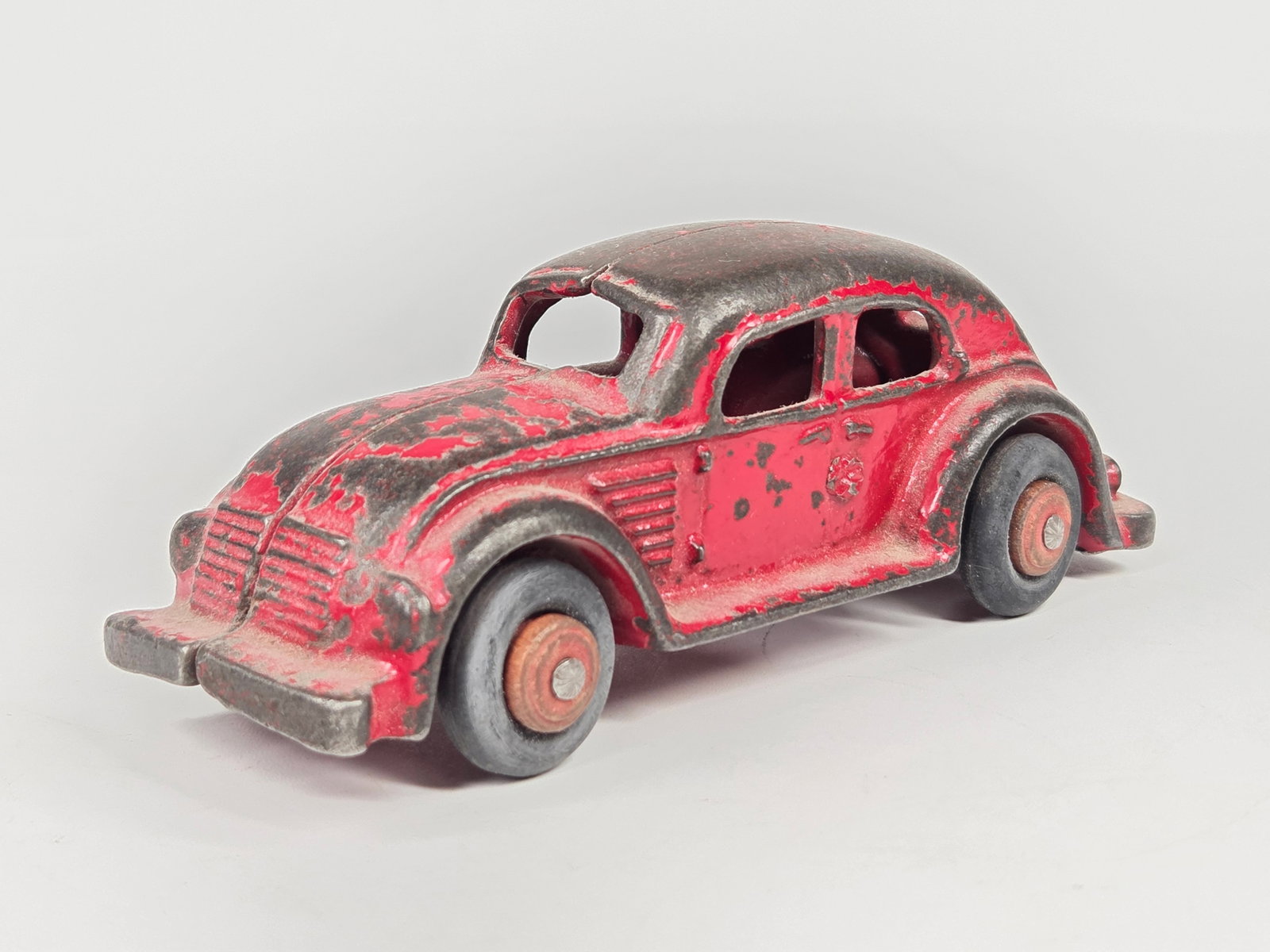 AC WILLIAMS CAST IRON AIRFLOW CAR: REMAINS IN FAIR CONDITION, SHOWING PAINT WEAR THROUGHOUT.