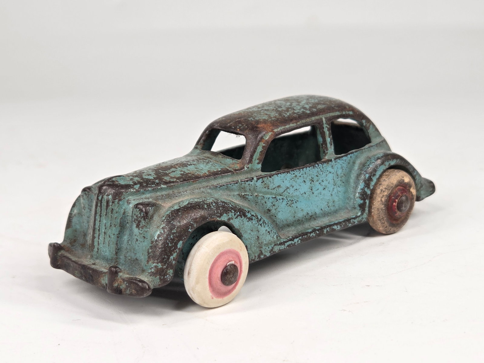 ANTIQUE HUBLEY CAST IRON CAR: REMAINS IN FAIR TO GOOD CONDITION, SHOWING PAINT WEAR. THREE WHEELS HAVE BEEN REPLACED.