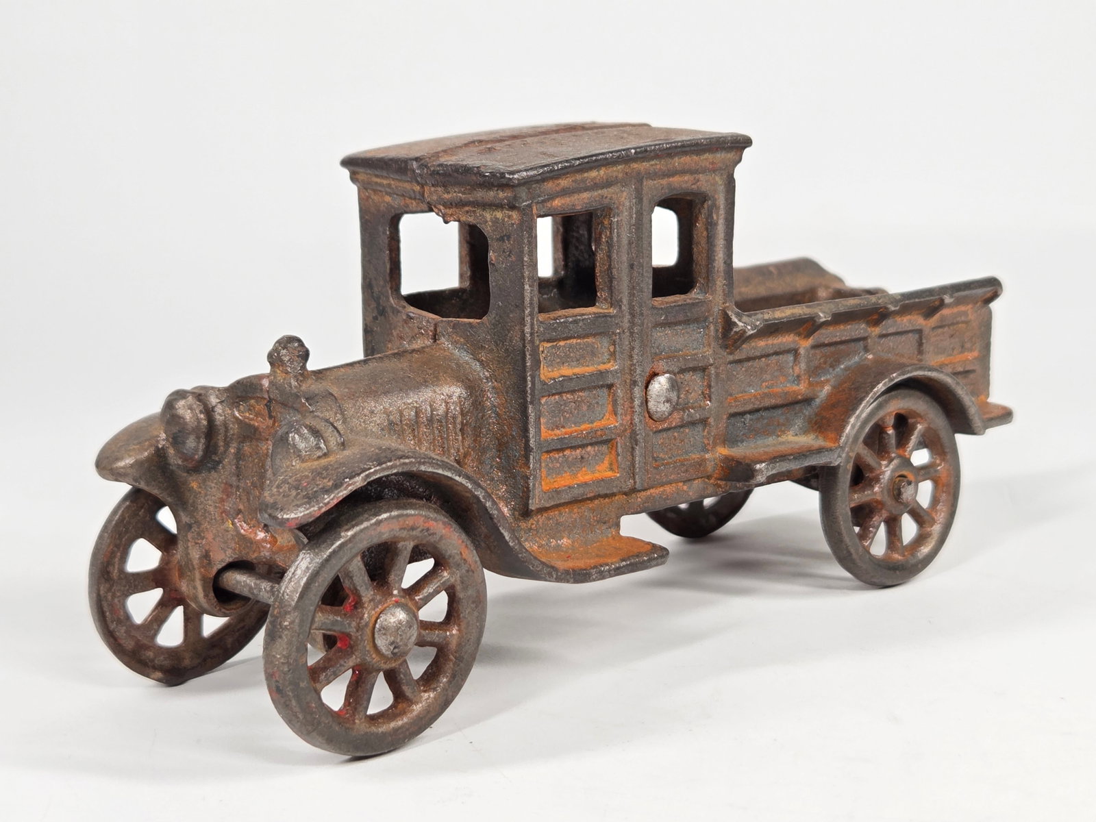 AC WILLIAMS CAST IRON WOODY DUMP TRUCK: REMAINS IN FAIR CONDITION, SHOWING WEAR THROUGHOUT.