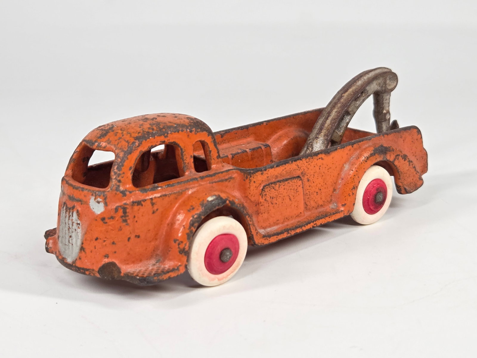 HUBLEY CAST IRON WRECKER TOW TRUCK: REMAINS IN FAIR TO GOOD CONDITION, SHOWING SOME TYPICAL PAINT WEAR. WHEELS REPLACED.