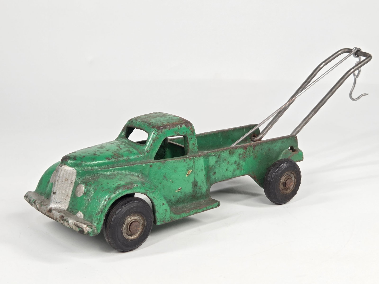 CUSTOM ARCADE CAST IRON WRECKER TOW TRUCK: REMAINS IN FAIR CONDITION, SHOWING TYPICAL WEAR THROUGHOUT.