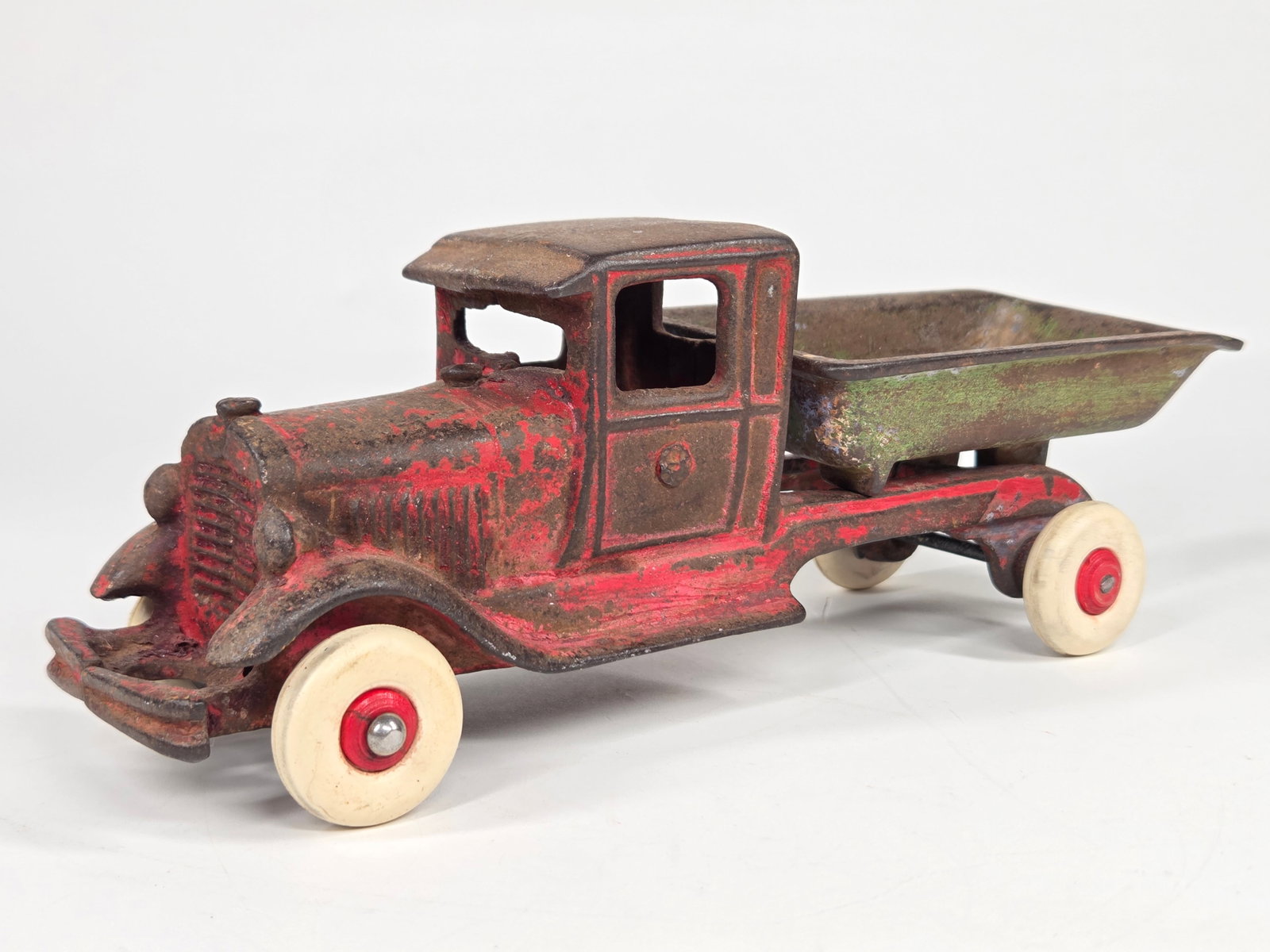 ANTIQUE CAST IRON DUMP TRUCK (1 of 5)