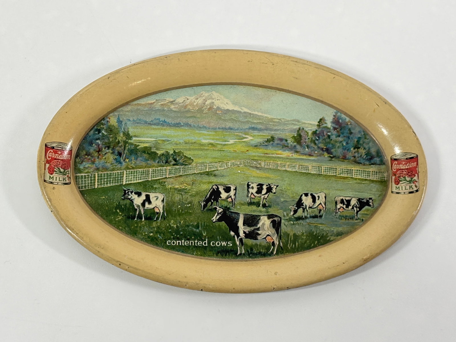CARNATION CONDENSED MILK COW ADVERTISING OVAL COIN TRAY: PROMOTIONAL DINING TABLE TRAY FROM CARNATION - REMAINS IN VERY GOOD CONDITION WITH LIGHT WEAR