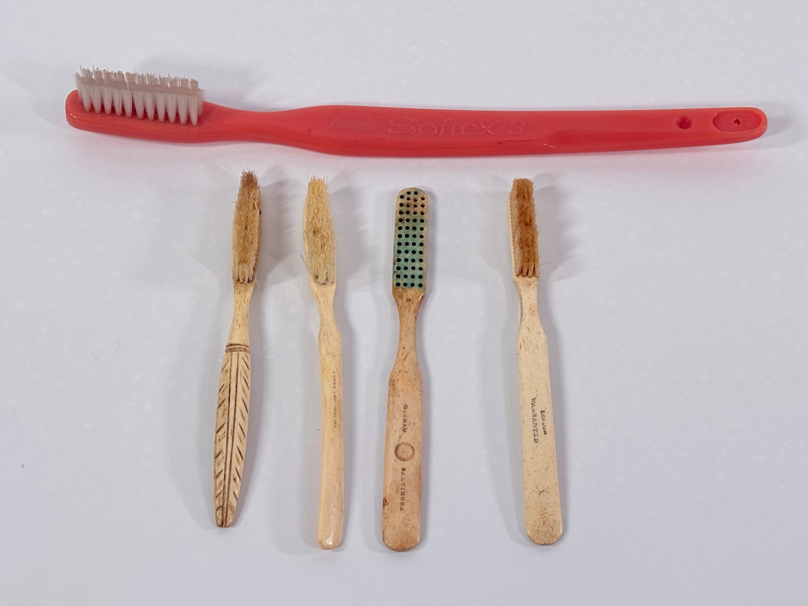 4) ANTIQUE BONE HANDLED TOOTHBRUSHES + 1950S (1 of 5)