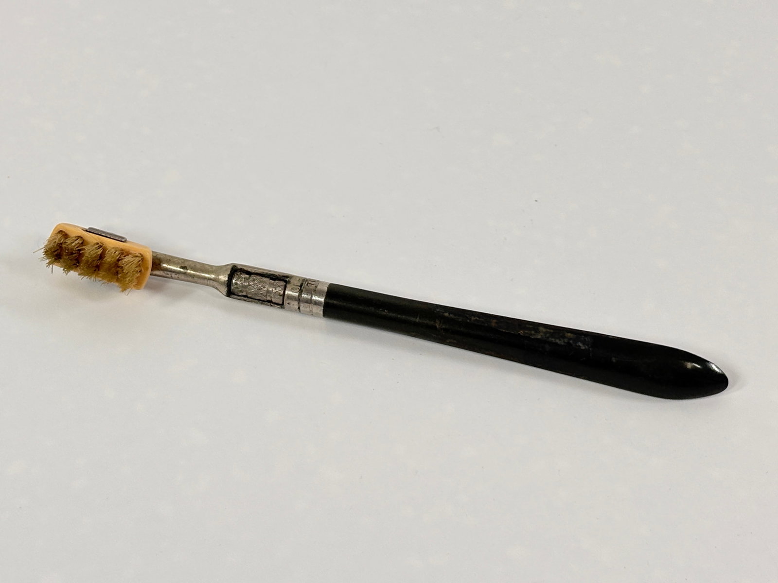 1930'S CLEAN-BETWEEN INTERCHANGEABLE HEAD TOOTHBRUSH (1 of 4)