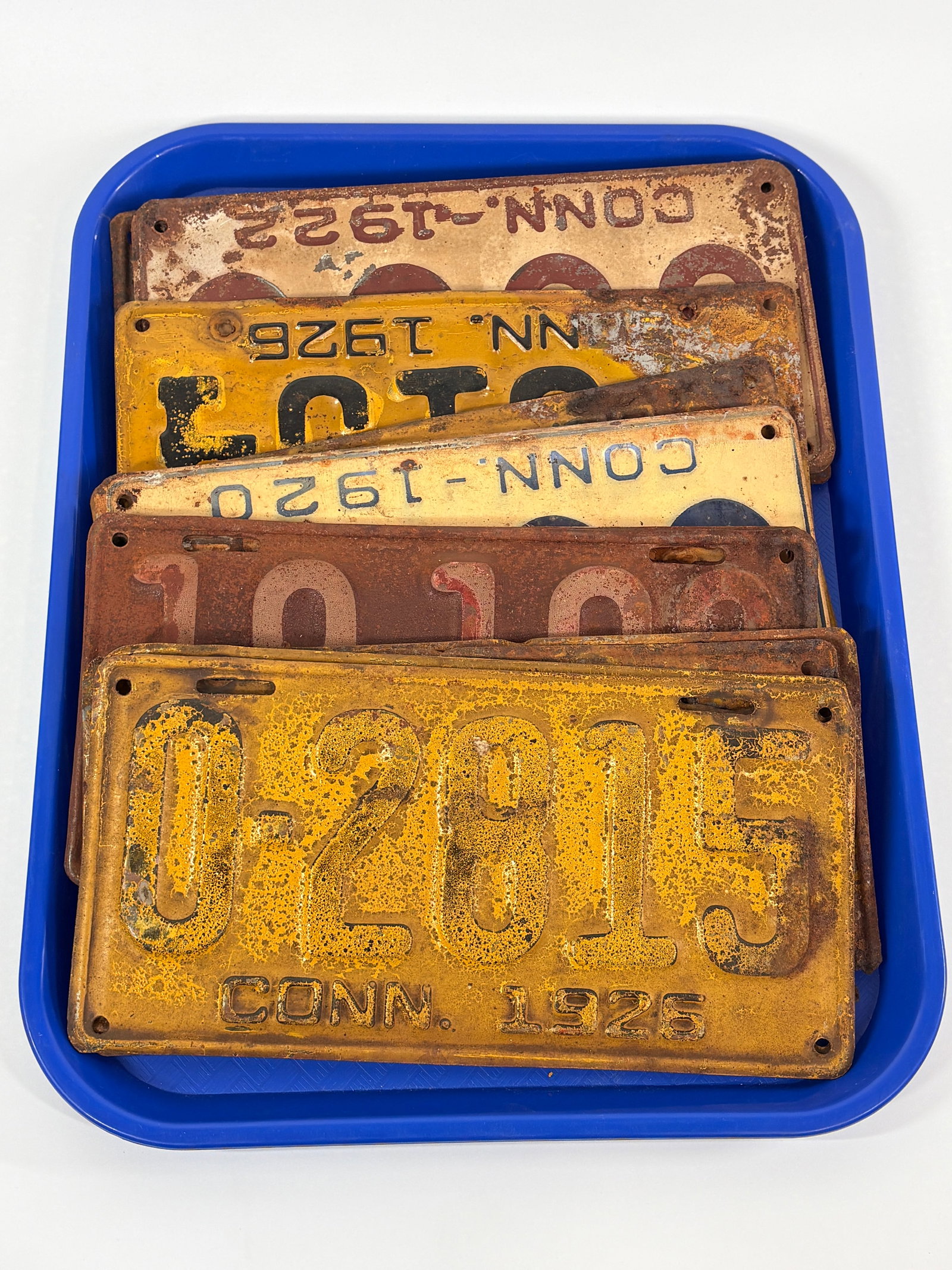 14) 1920'S - 1930'S CONNECTICUT STATE LICENSE PLATES W/ MATCHED SETS: NICE COLLECTION OF EARLY PLATES IN VARYING CONDITIONS - RUST, WEAR
