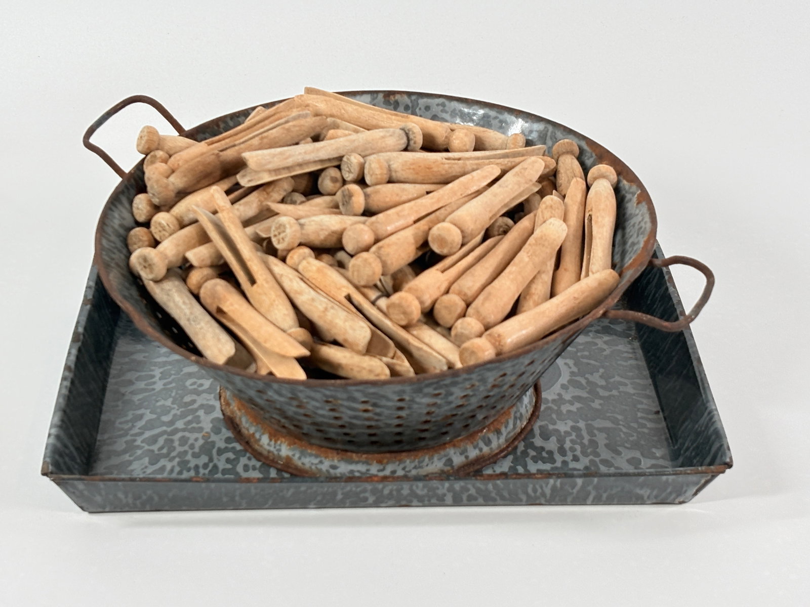 PRIMITIVE GRANITEWARE ENAMEL TRAY & STRAINER, WOOD CLOTHESPINS (1 of 5)