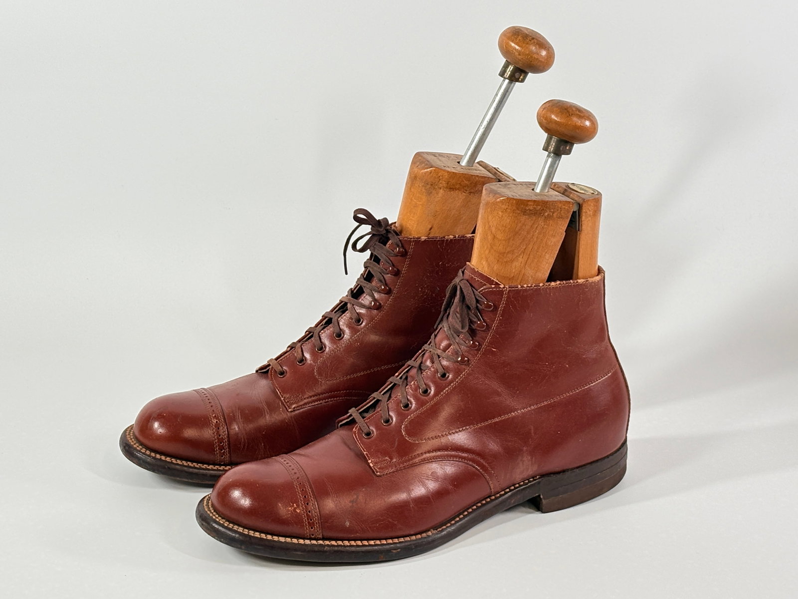 WWII ERA BONDSHIRE BROWN LEATHER TOE CAP SHOES W/ TREES: SHOES & TREES REMAIN IN GOOD CONDITION WITH LIGHT GENERAL WEAR / MARKS