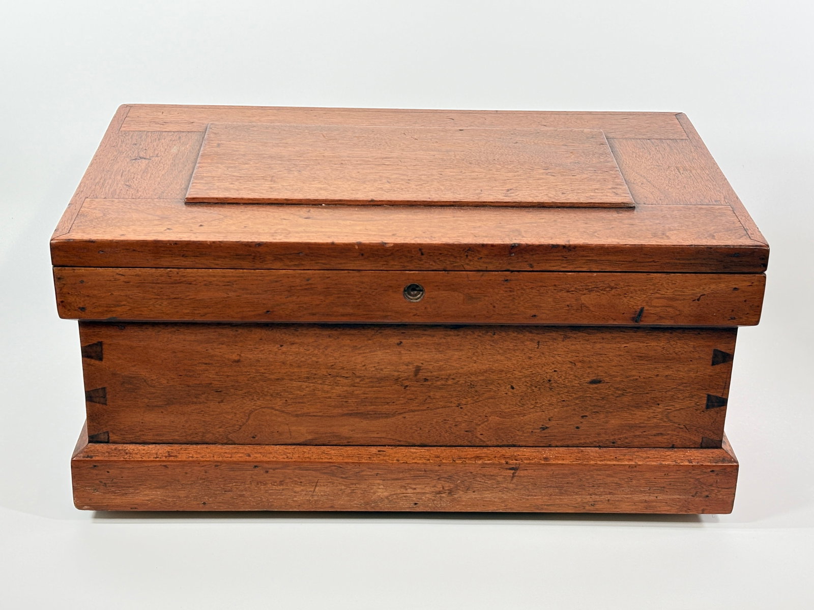 ANTIQUE DOVETAIL CARPENTER'S CHEST WITH INSERT TRAY (1 of 7)