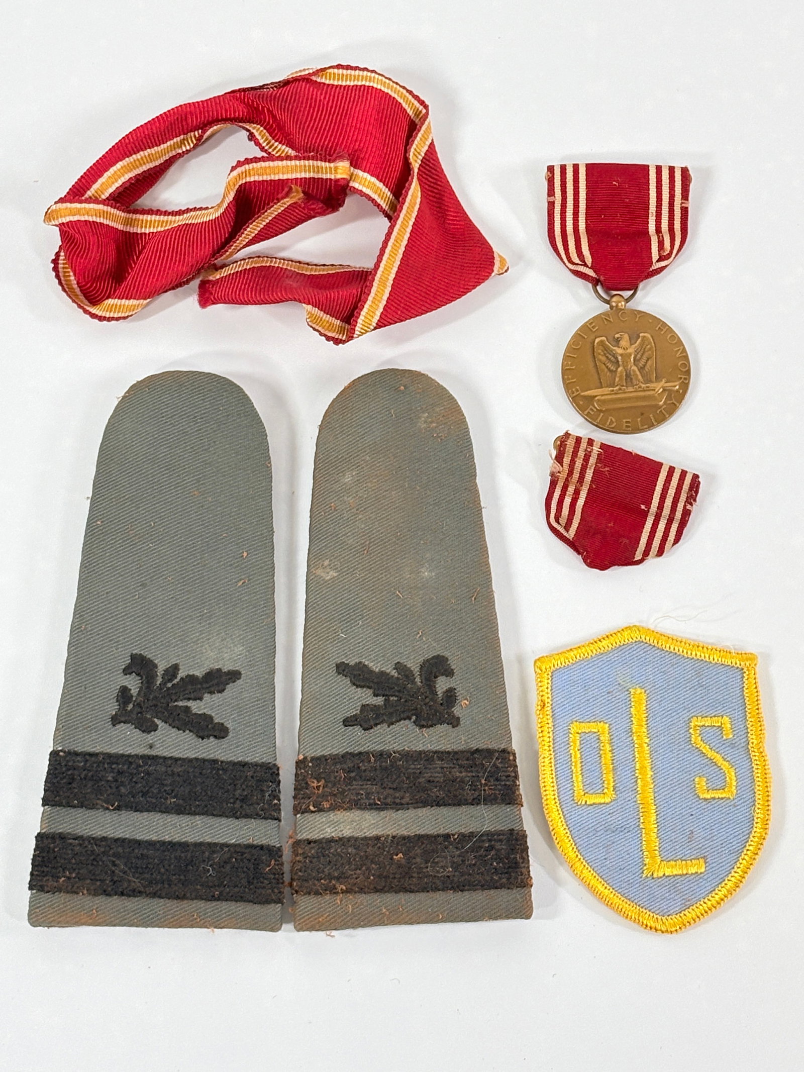 VARIOUS MILITARY PATCHES, MEDAL & RIBBONS (1 of 3)