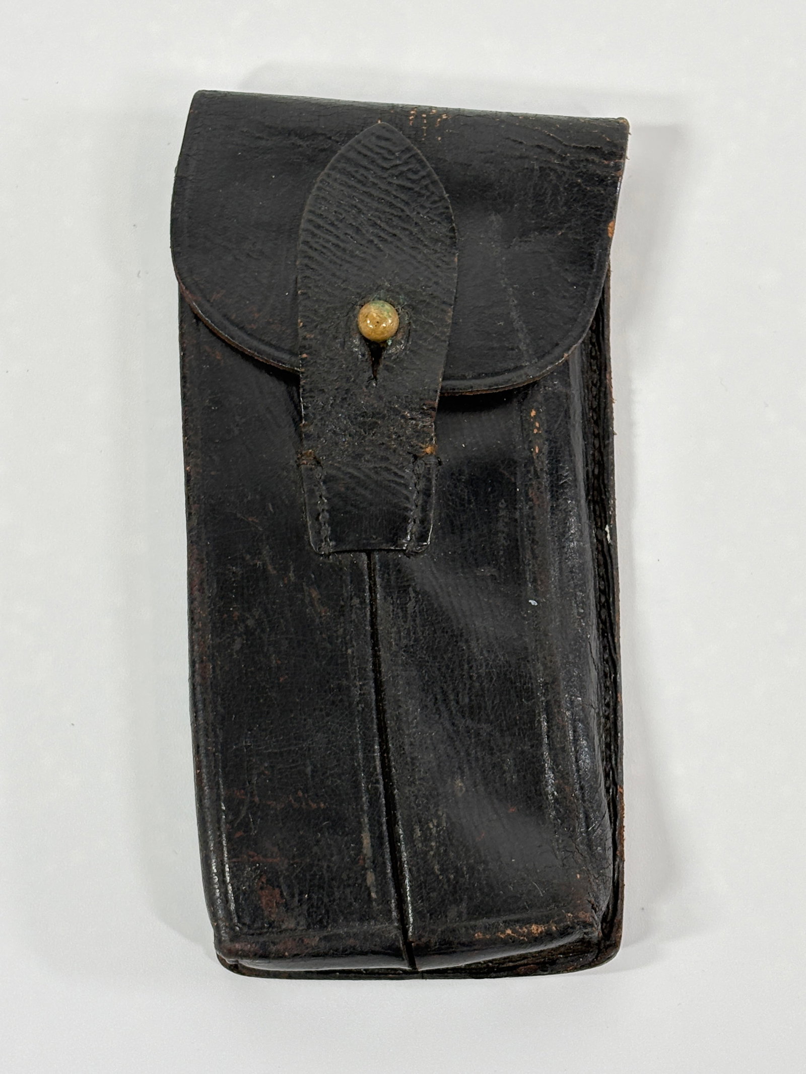 GERMAN IMPERIAL LUGER 2 MAGAZINE CLIP LEATHER POUCH: REMAINS IN FAIR TO GOOD CONDITION, SHOWING SOME TYPICAL WEAR.