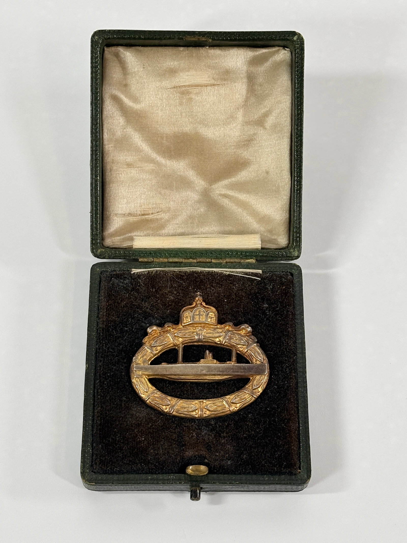 WWI GERMAN NAVY U-BOAT WAR BADGE: REMAINS IN FAIR TO GOOD CONDITION, SHOWING TYPICAL WEAR. INCLUDES WHAT APPEARS TO BE THE ORIGINAL CASE.