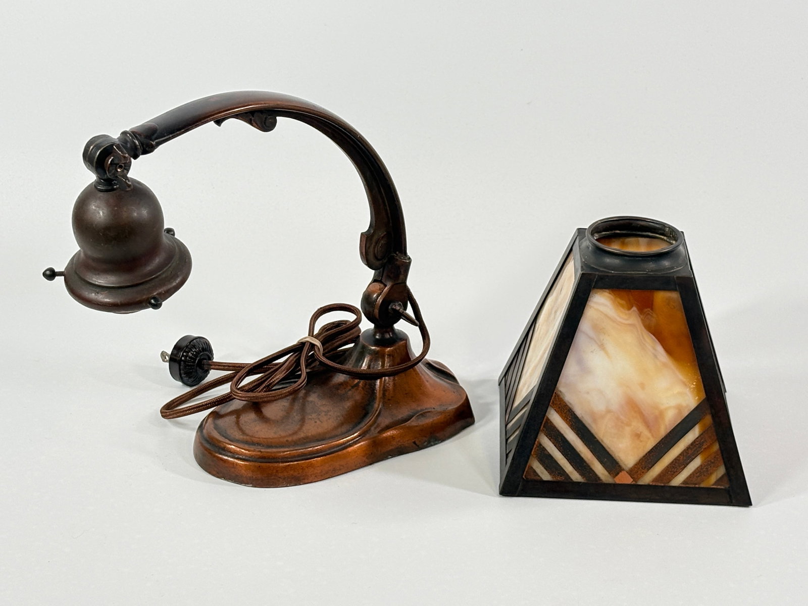 ANTIQUE HANDEL ART DECO SLAG GLASS DESK LAMP: REMAINS IN FAIR TO GOOD CONDITION, HOWEVER THE ARM OF LAMP IS BROKEN (PLEASE SEE PICTURES). THE SHADE AND BASE REMAIN IN GOOD CONDITION. NO CRACKS TO SLAG GLASS.