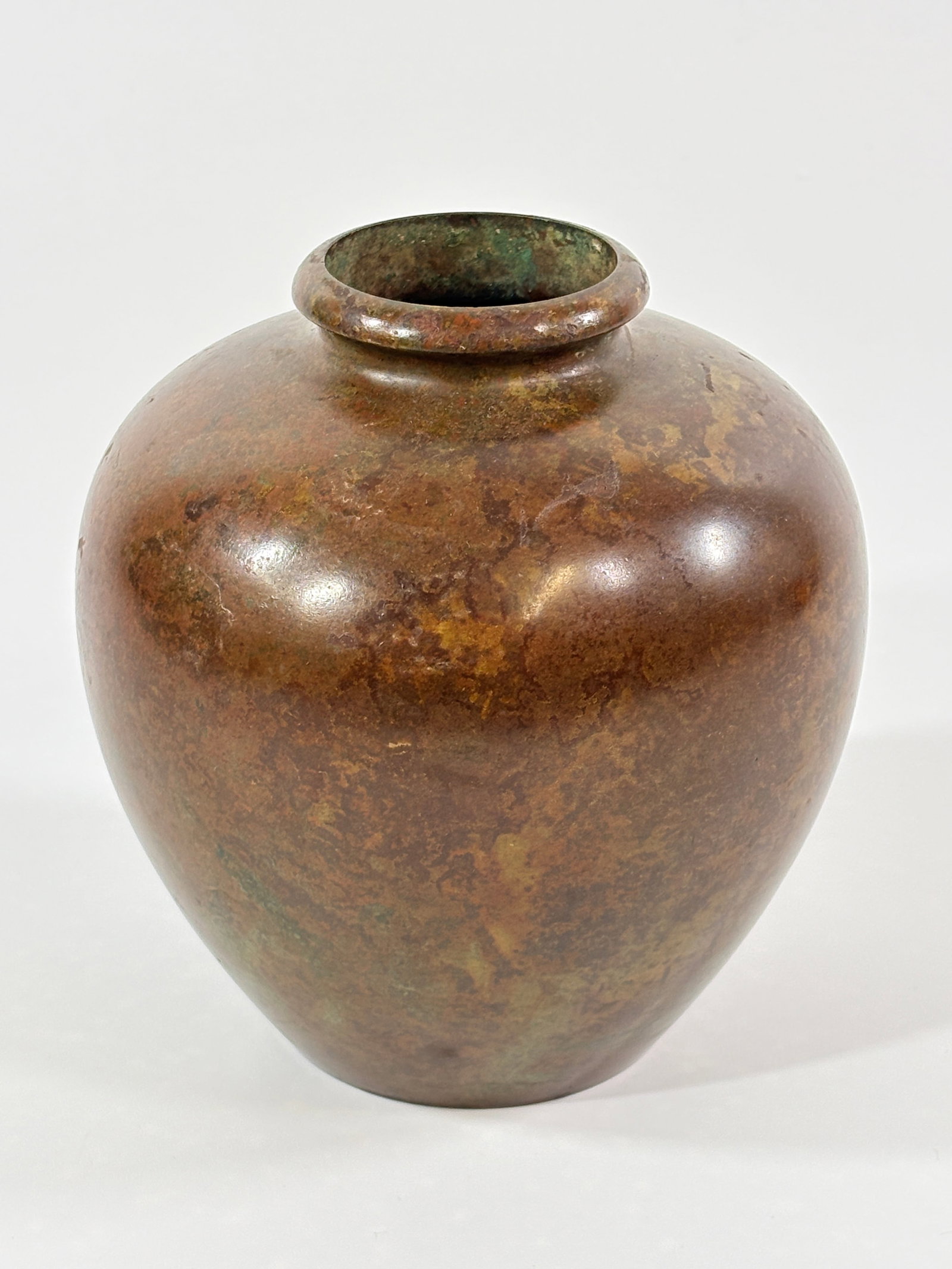 ANTIQUE BRASS JAPANESE FLOWER VASE: REMAINS IN GOOD CONDITION, SHOWING SOME TYPICAL WEAR.