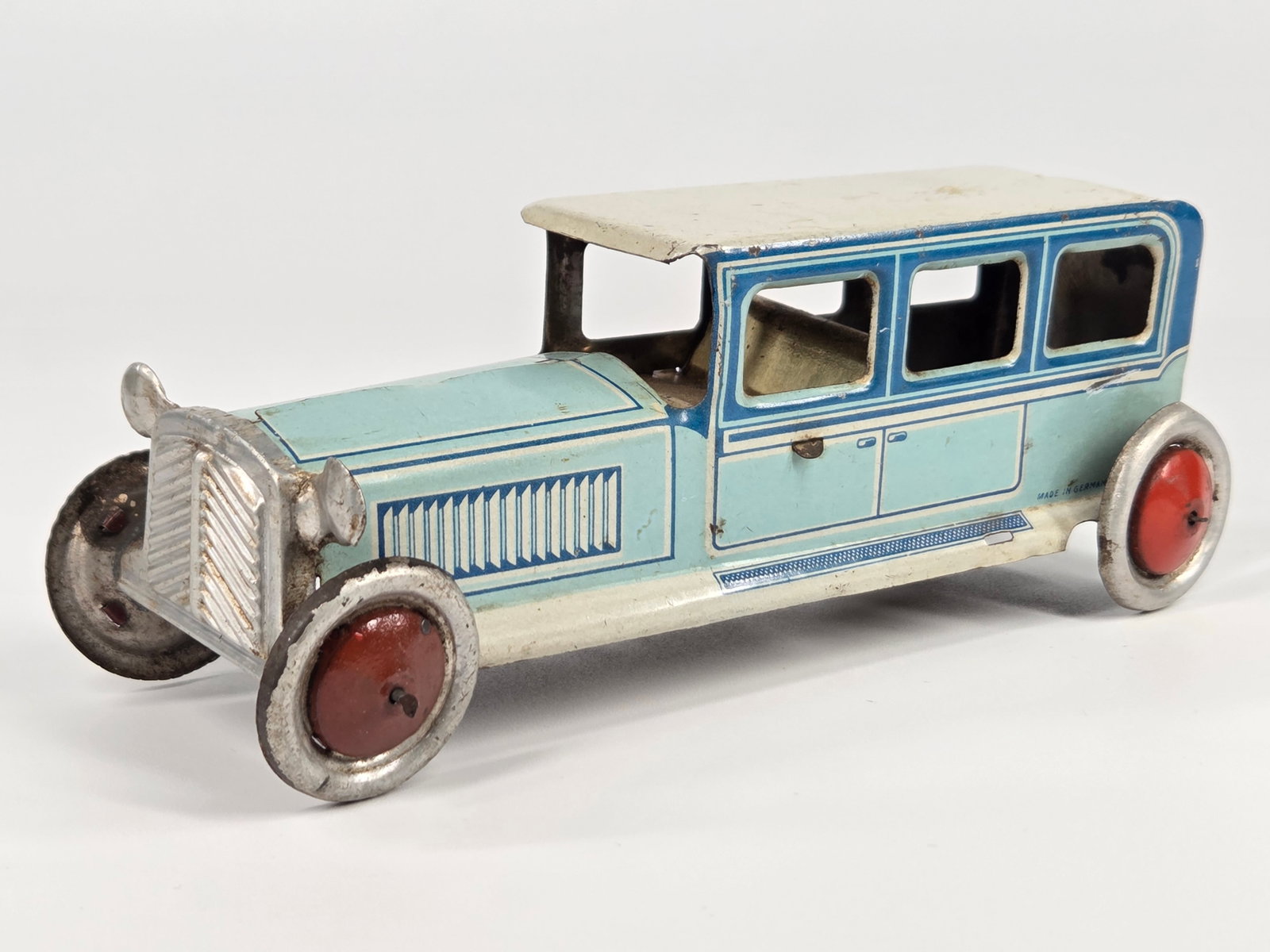 GERMAN 6" TIN LITHO AUTOMOBILE: REMAINS IN GOOD CONDITION, SHOWING SOME TYPICAL WEAR.