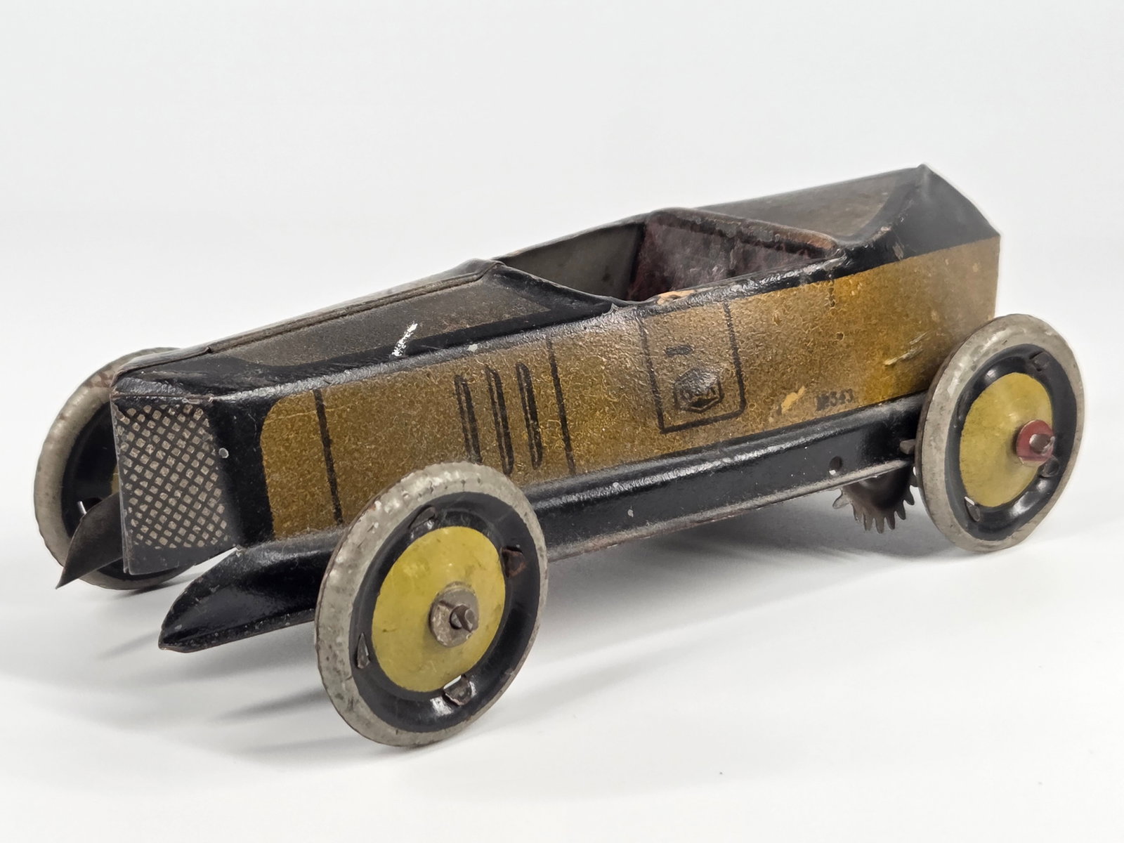 B&K GERMAN TIN LITHO WIND UP RACE CAR: REMAINS IN FAIR CONDITION, SHOWING SOME TYPICAL WEAR THROUGHOUT. WIND UP MECHANISM INCOMPLETE, NOT WORKING.