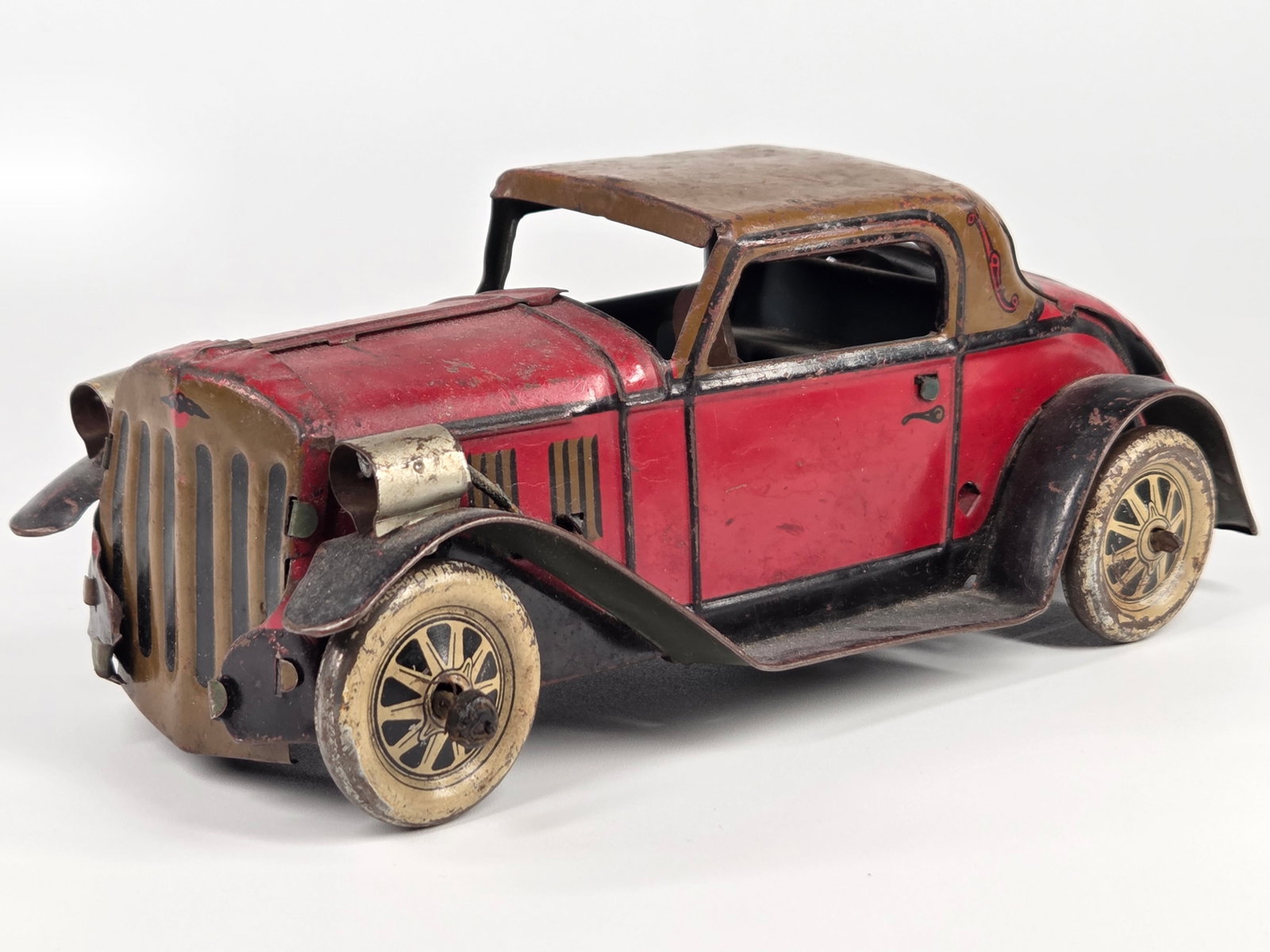 MARX TIN LITHO BATTERY OP HEADLIGHT AUTO: REMAINS IN FAIR CONDITION, SHOWING TYPICAL WEAR THROUGHOUT. UNTESTED.
