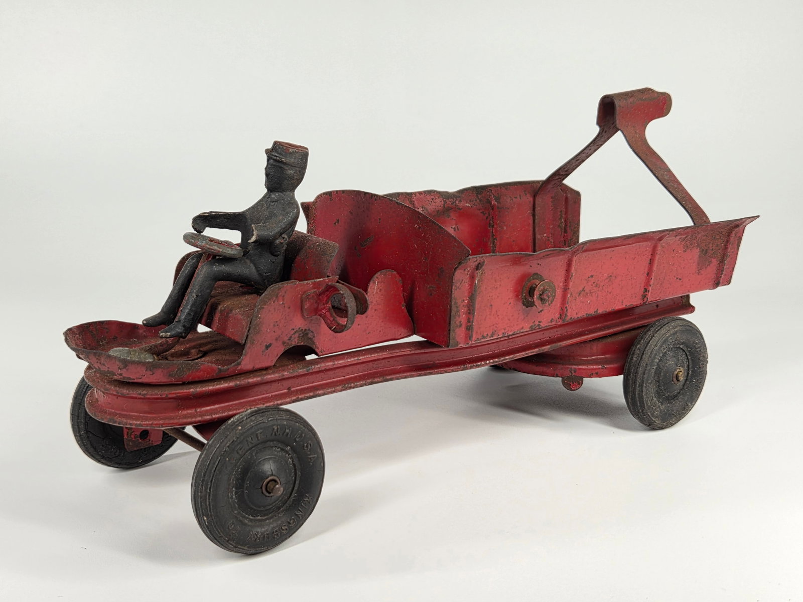 KINGSBURY PRESSED STEEL WIND UP CONTRACTORS TRUCK: REMAINS IN FAIR CONDITION, SHOWING USAGE WEAR THROUGHOUT. WIND UP MECHANISM DOES NOT WORK.