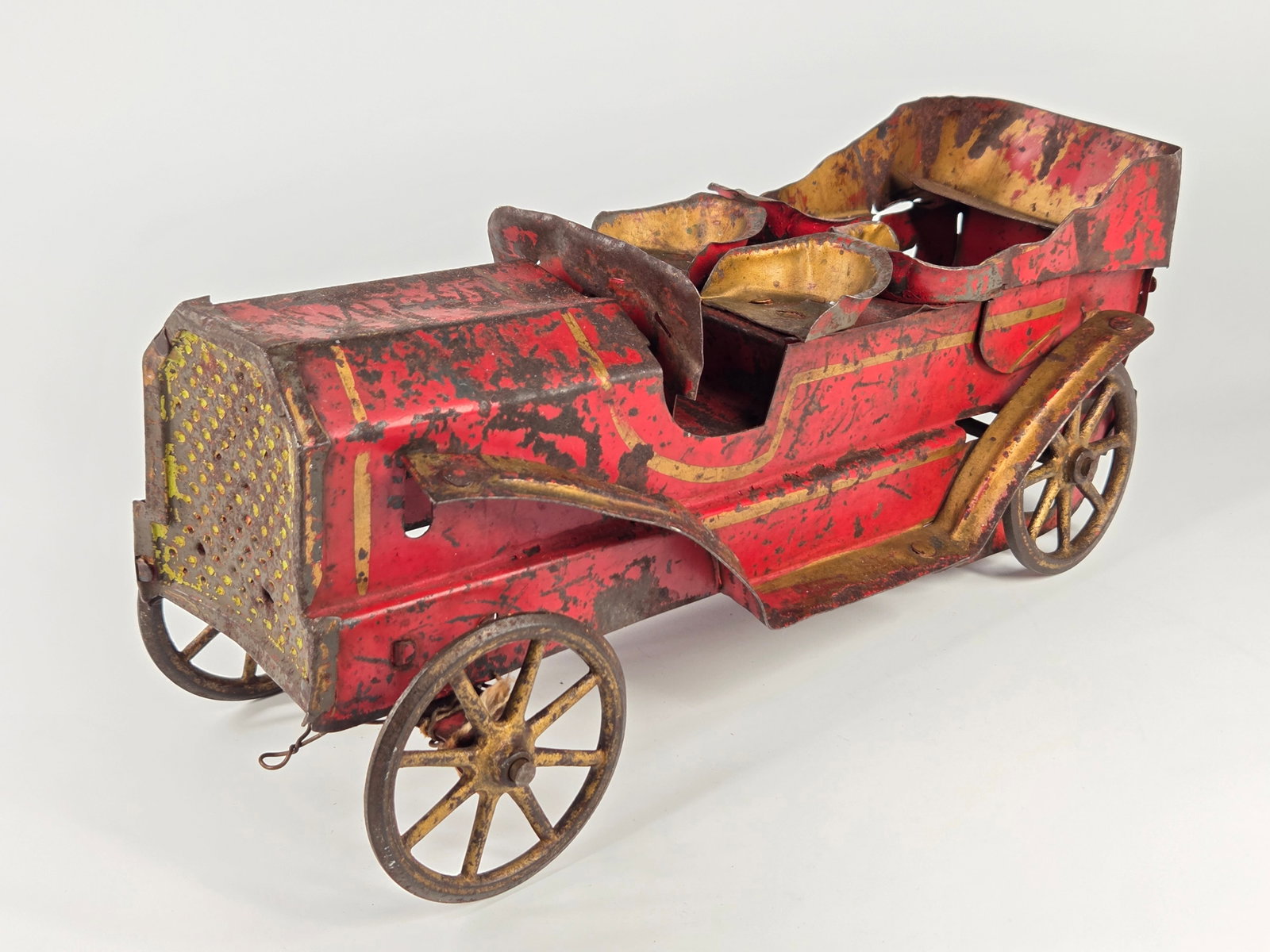 ANTIQUE DAYTON SCHIEBLE HILL CLIMBER TOURING CAR: REMAINS IN FAIR CONDITION, SHOWING TYPICAL WEAR THROUGHOUT. MISSING PIECES. BENDS IN METAL AND PAINT LOSS.