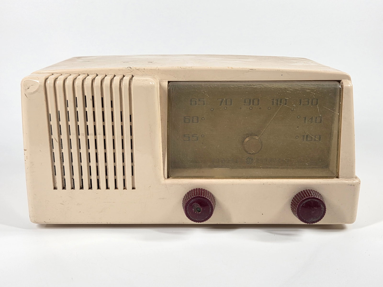 CREAM & RED GENERAL ELECTRIC 401 BAKELITE TUBE RADIO (1 of 5)