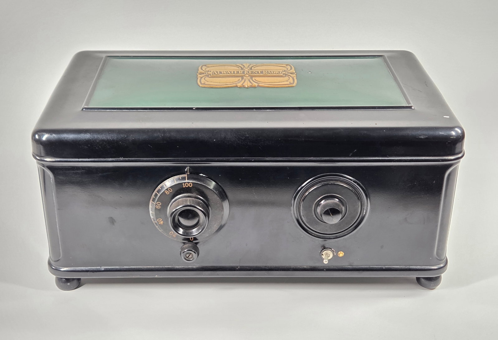 ATWATER KENT MODEL 45 BREADBOX TUBE RADIO RECEIVER: ATTRACTIVE TUBE RADIO RECEIVER IN VERY GOOD CONDITION - FEW MARKS