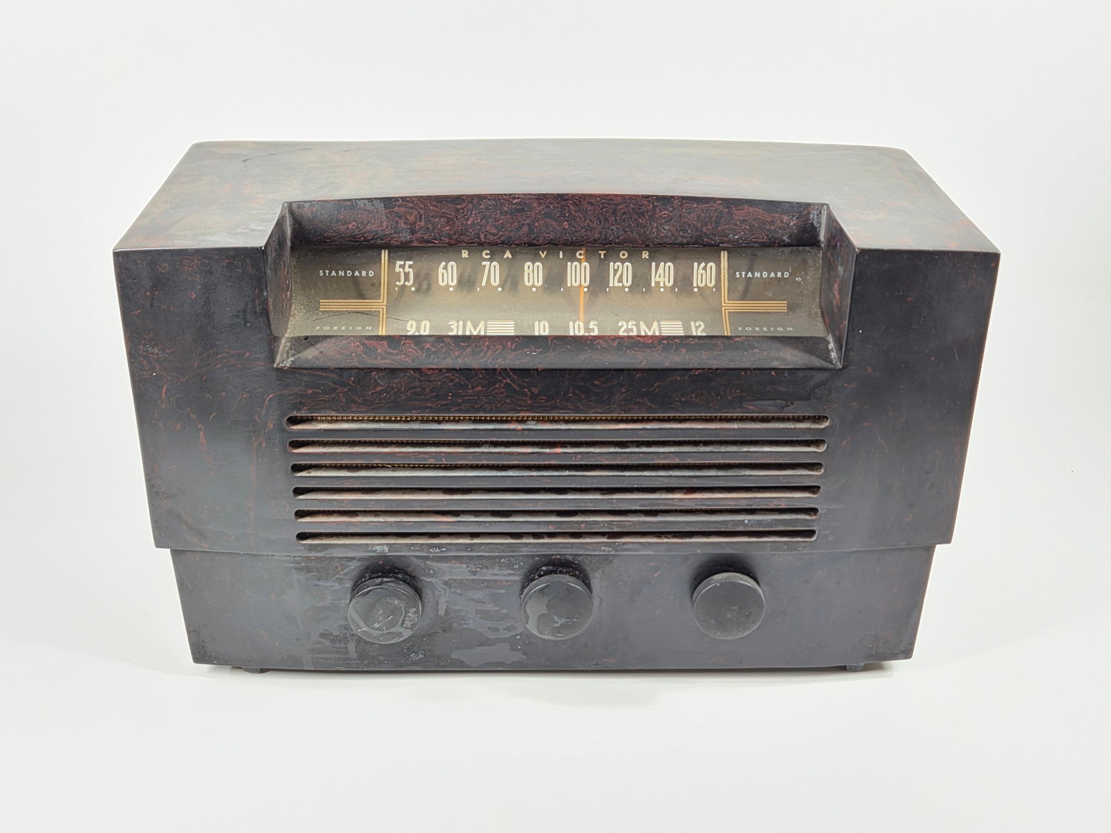 RCA VICTOR 66X9 CATALIN TUNA BOAT TUBE RADIO SHORTWAVE: REMAINS IN GOOD CONDITION WITH LIGHT GENERAL WEAR/SOIL