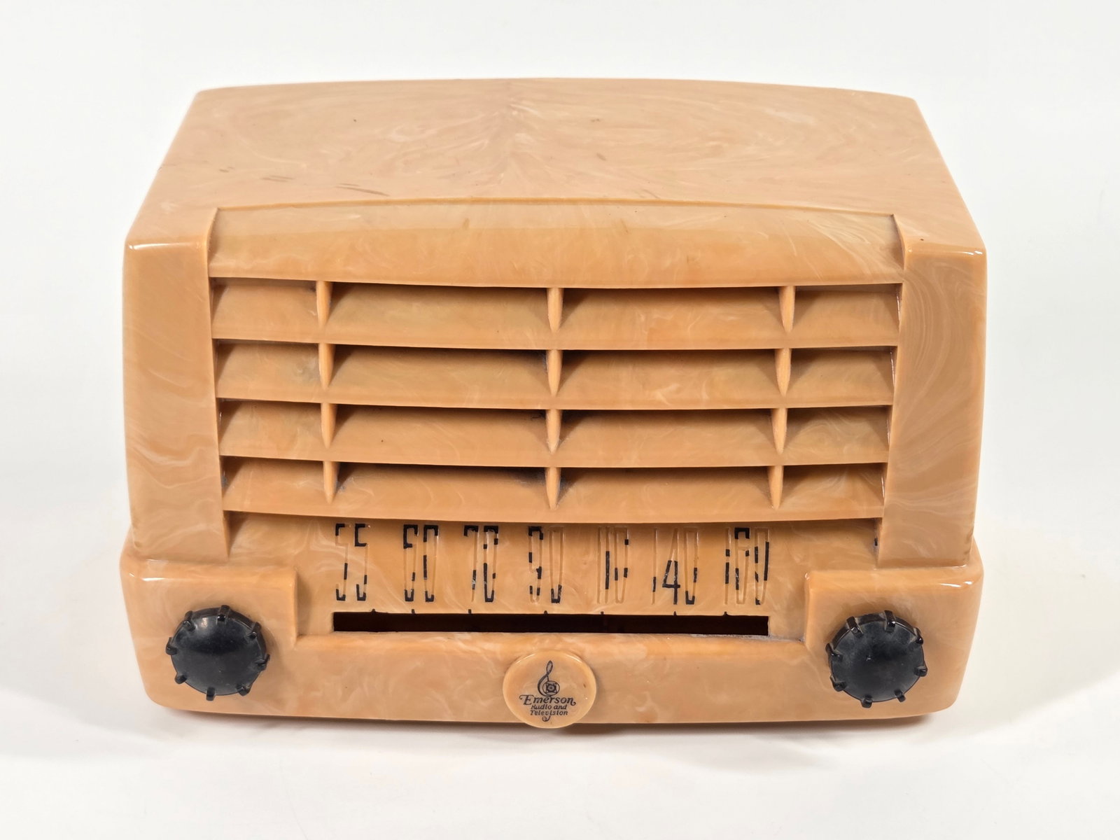 VINTAGE BUTTERSCOTCH EMERSON 547A TUBE RADIO: REMAINS IN GOOD CONDITION - SMALL BREAK UNDER LOGO EMBLEM