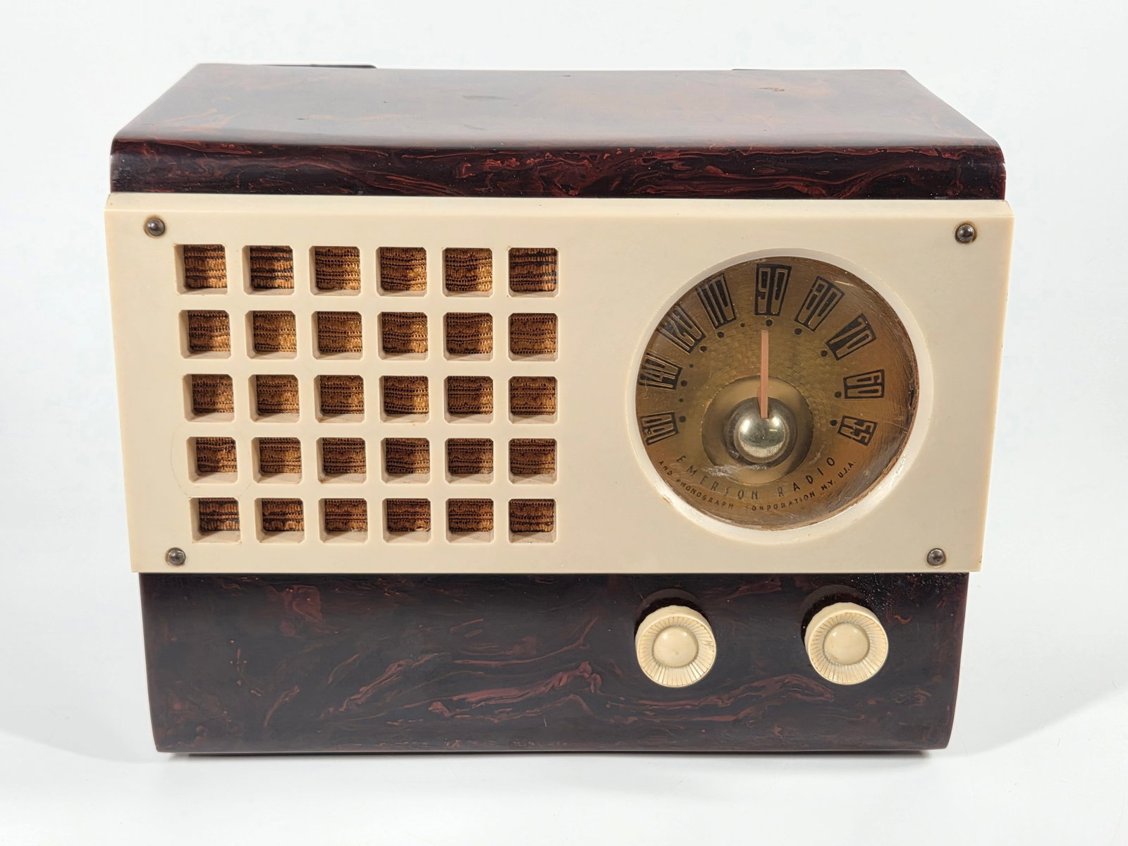 EMERSON MODEL 520 CATALIN TUBE TABLETOP AM RADIO: REMAINS IN GOOD CONDITION WITH GENERAL SIGNS OF WEAR.