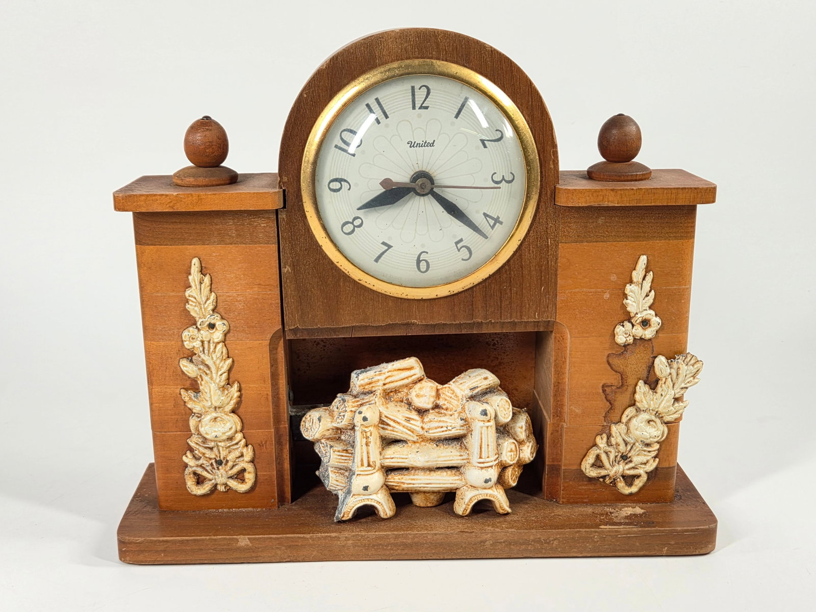UNITED WOOD CASE FIREPLACE MANTLE CLOCK LAMP: REMAINS IN GOOD CONDITION WITH LIGHT GENERAL WEAR - DAMAGED EMBELLISHMENT