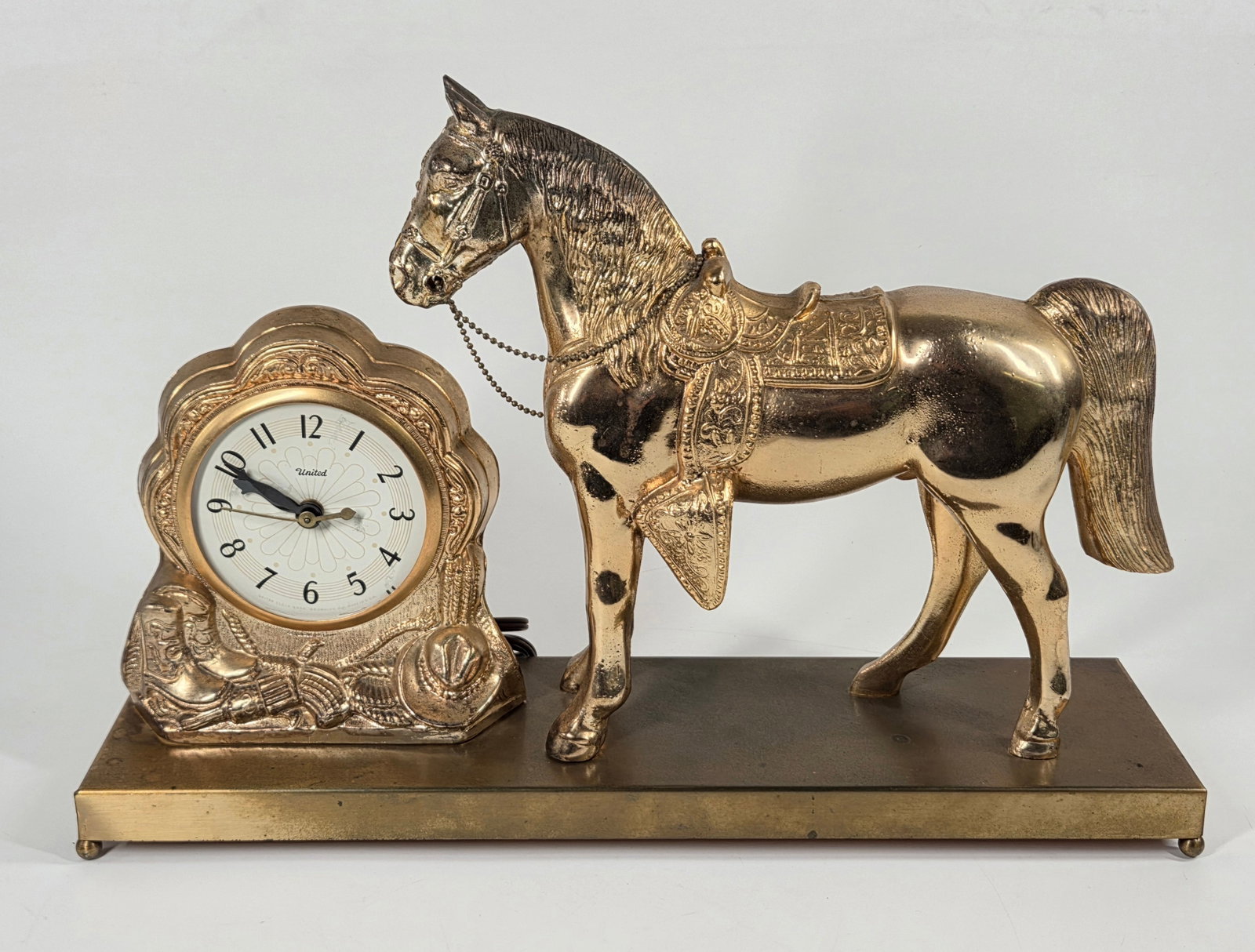 UNITED METAL SADDLED HORSE COWBOY MANTEL CLOCK 313: REMAINS IN VERY GOOD CONDITION WITH FEW SIGNS OF WEAR.