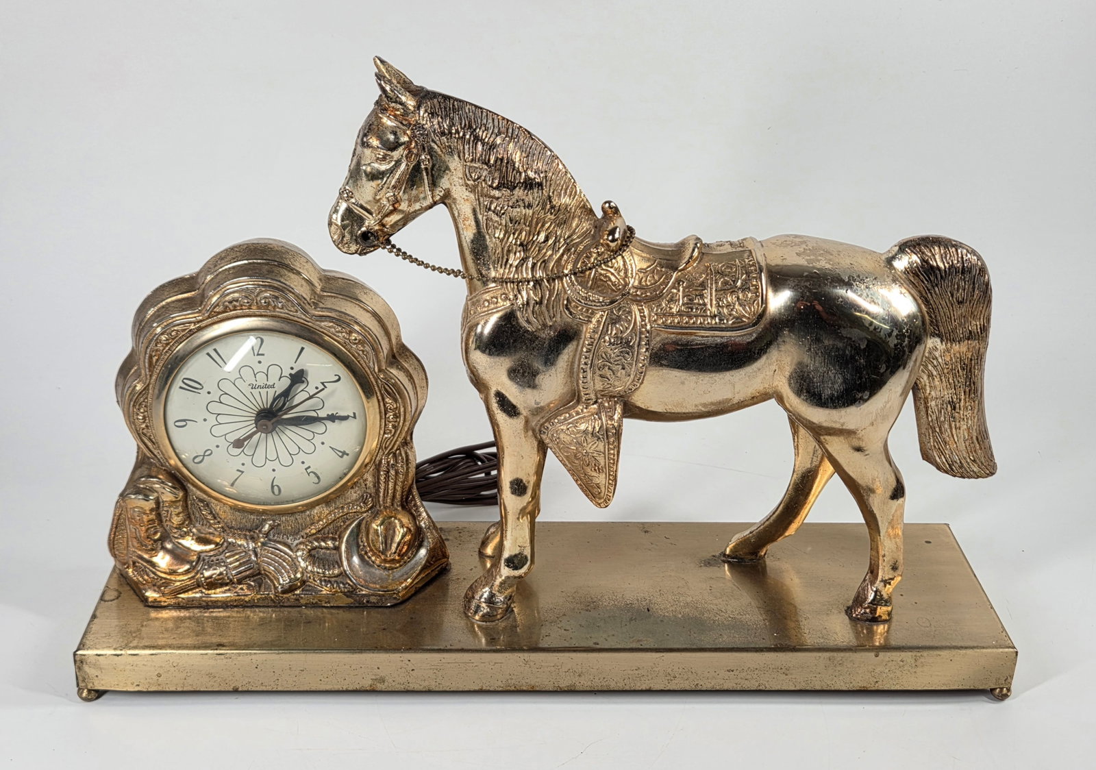 UNITED METAL SADDLED HORSE COWBOY MANTEL CLOCK 313: REMAINS IN GOOD CONDITION WITH GENERAL SIGNS OF WEAR.